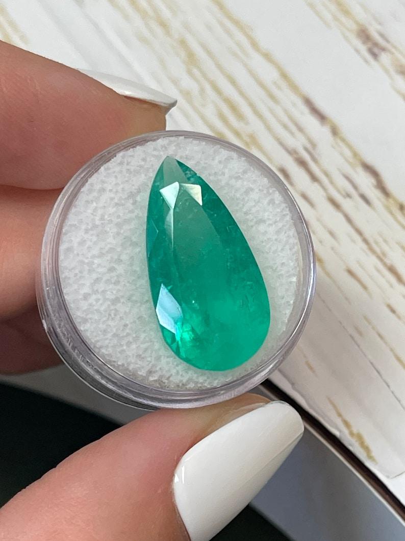 13,05 Karat 23x12 Apfelgrüner Kolumbianischer Smaragd - Birnenschliff Mai-Geburtsstein Edelstein (Moderne) im Angebot