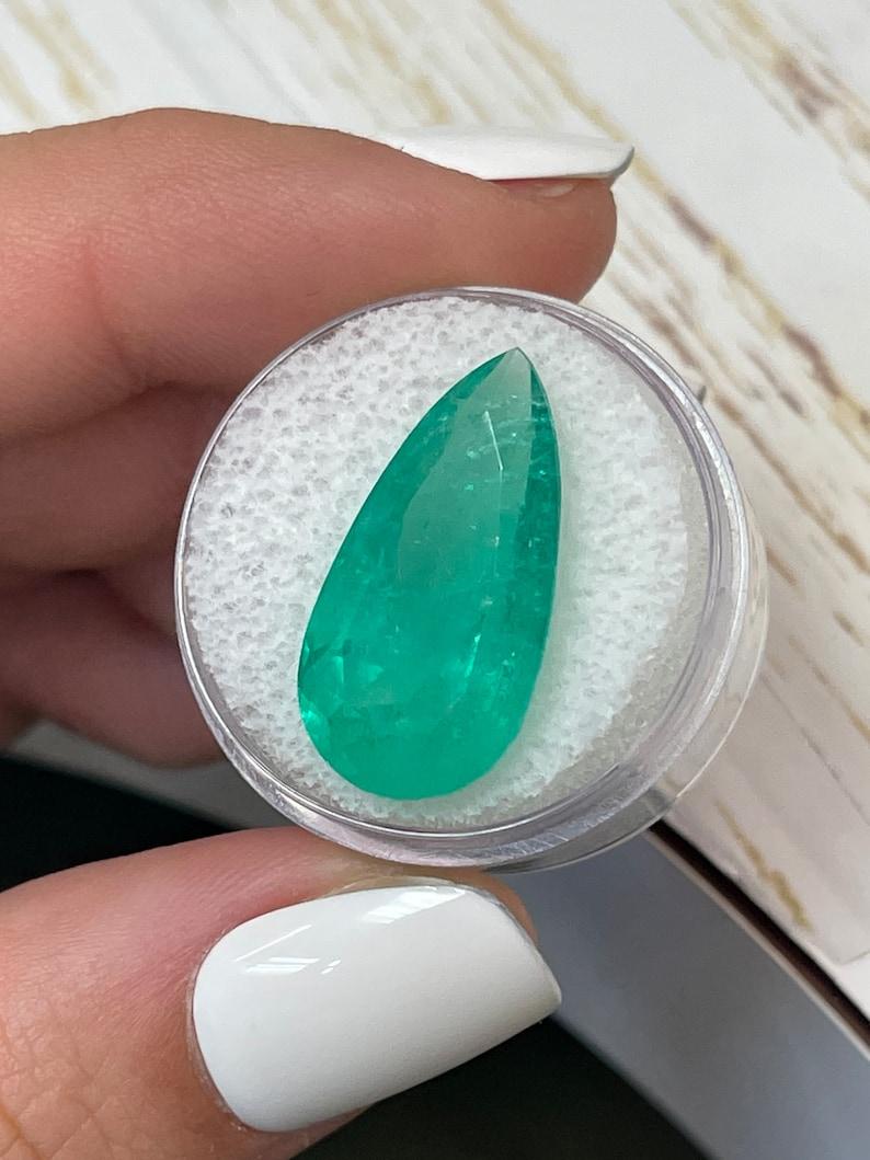 13,05 Karat 23x12 Apfelgrüner Kolumbianischer Smaragd - Birnenschliff Mai-Geburtsstein Edelstein (Tropfenschliff) im Angebot