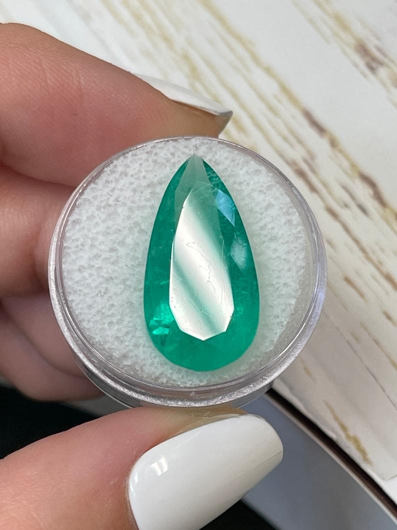 13,05 Karat 23x12 Apfelgrüner Kolumbianischer Smaragd - Birnenschliff Mai-Geburtsstein Edelstein im Zustand „Neu“ im Angebot in Jupiter, FL