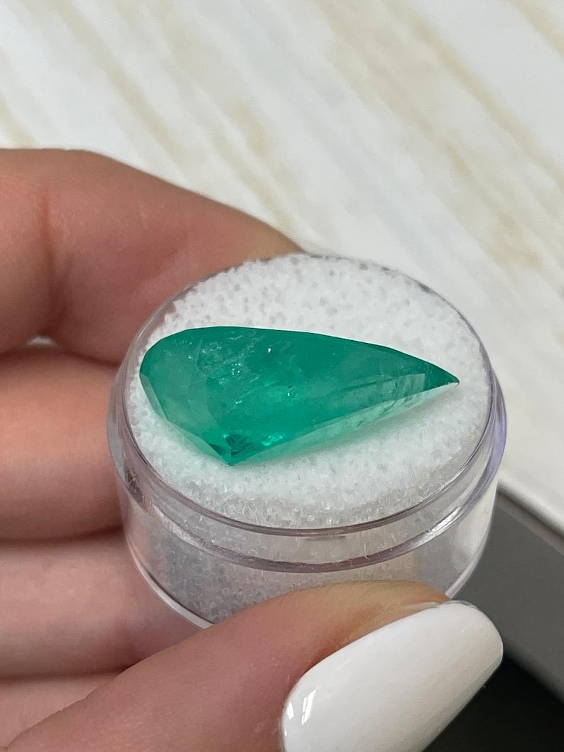 13,05 Karat 23x12 Apfelgrüner Kolumbianischer Smaragd - Birnenschliff Mai-Geburtsstein Edelstein Damen im Angebot