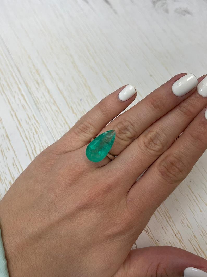 13,05 Karat 23x12 Apfelgrüner Kolumbianischer Smaragd - Birnenschliff Mai-Geburtsstein Edelstein im Angebot 1