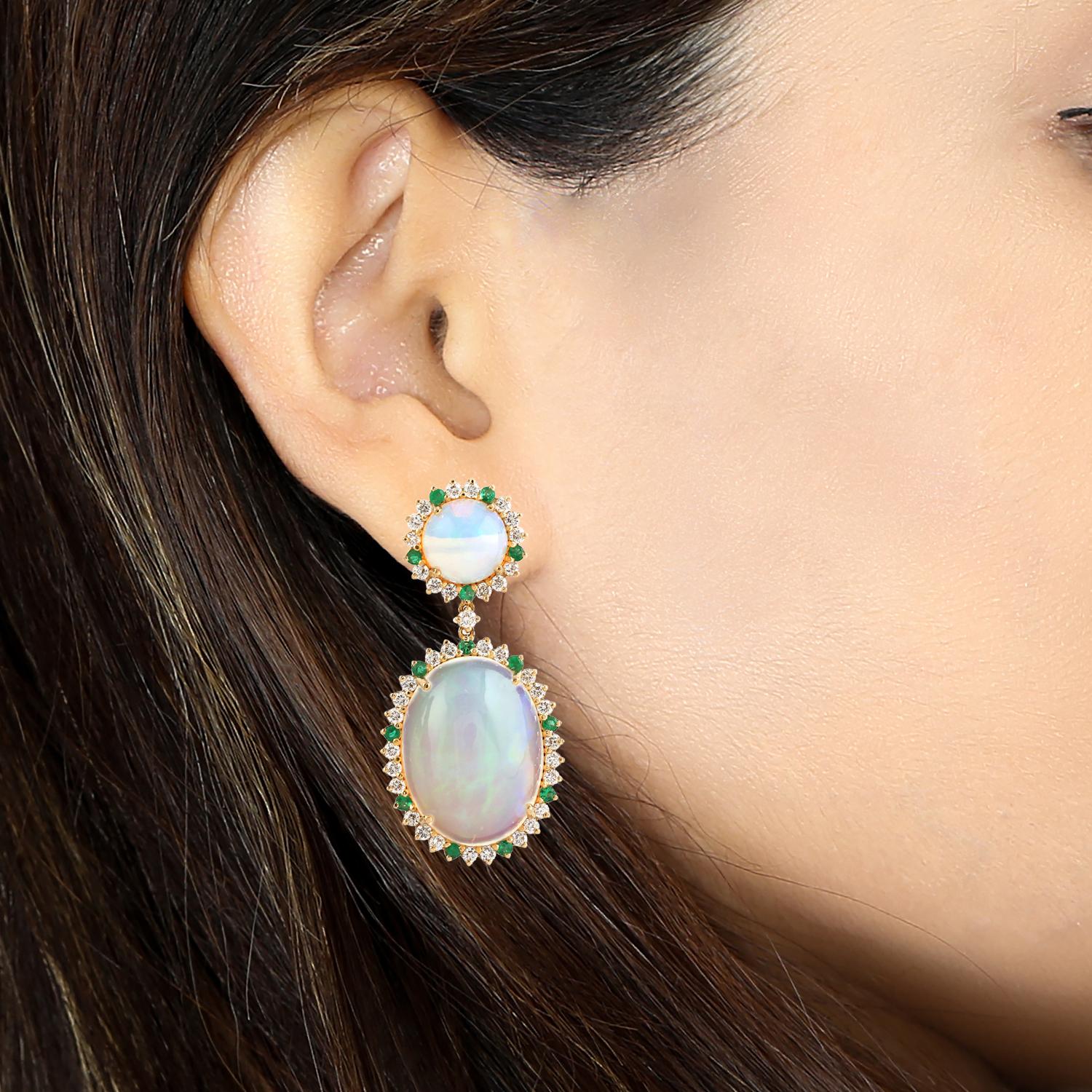 13,05 Karat Opal Smaragd-Diamant-Ohrringe aus 14 Karat Gold (Moderne) im Angebot