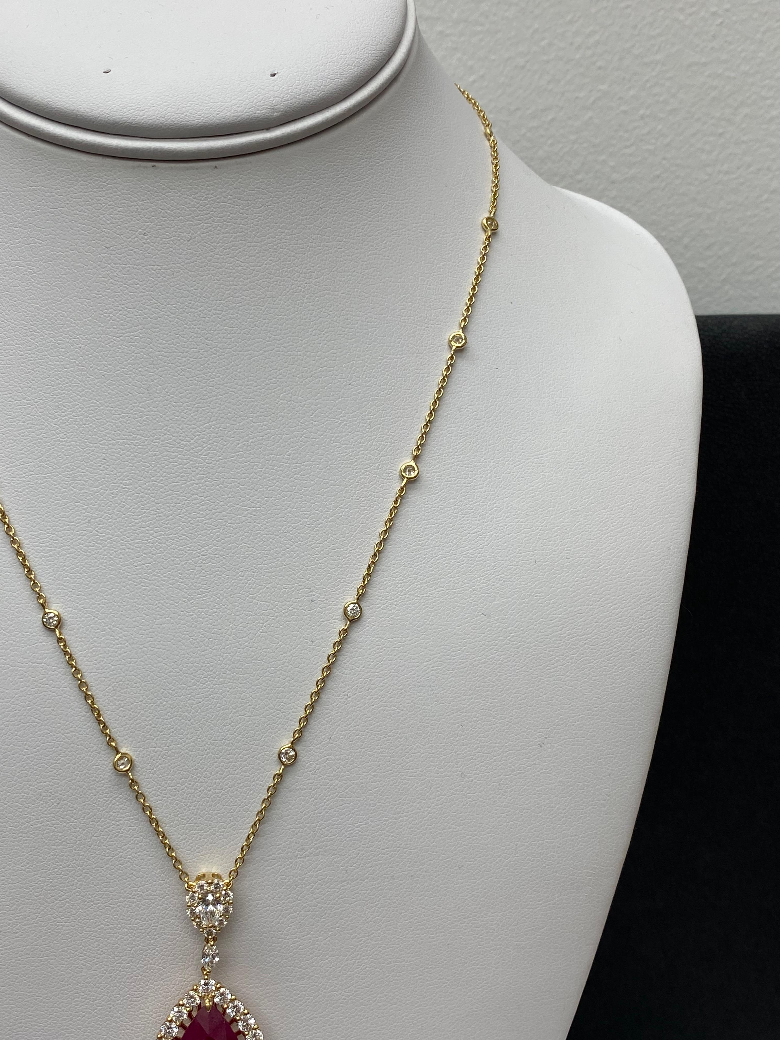 Collier poire 13.05 carats Rubis Diamant en or jaune 18K en vente 5