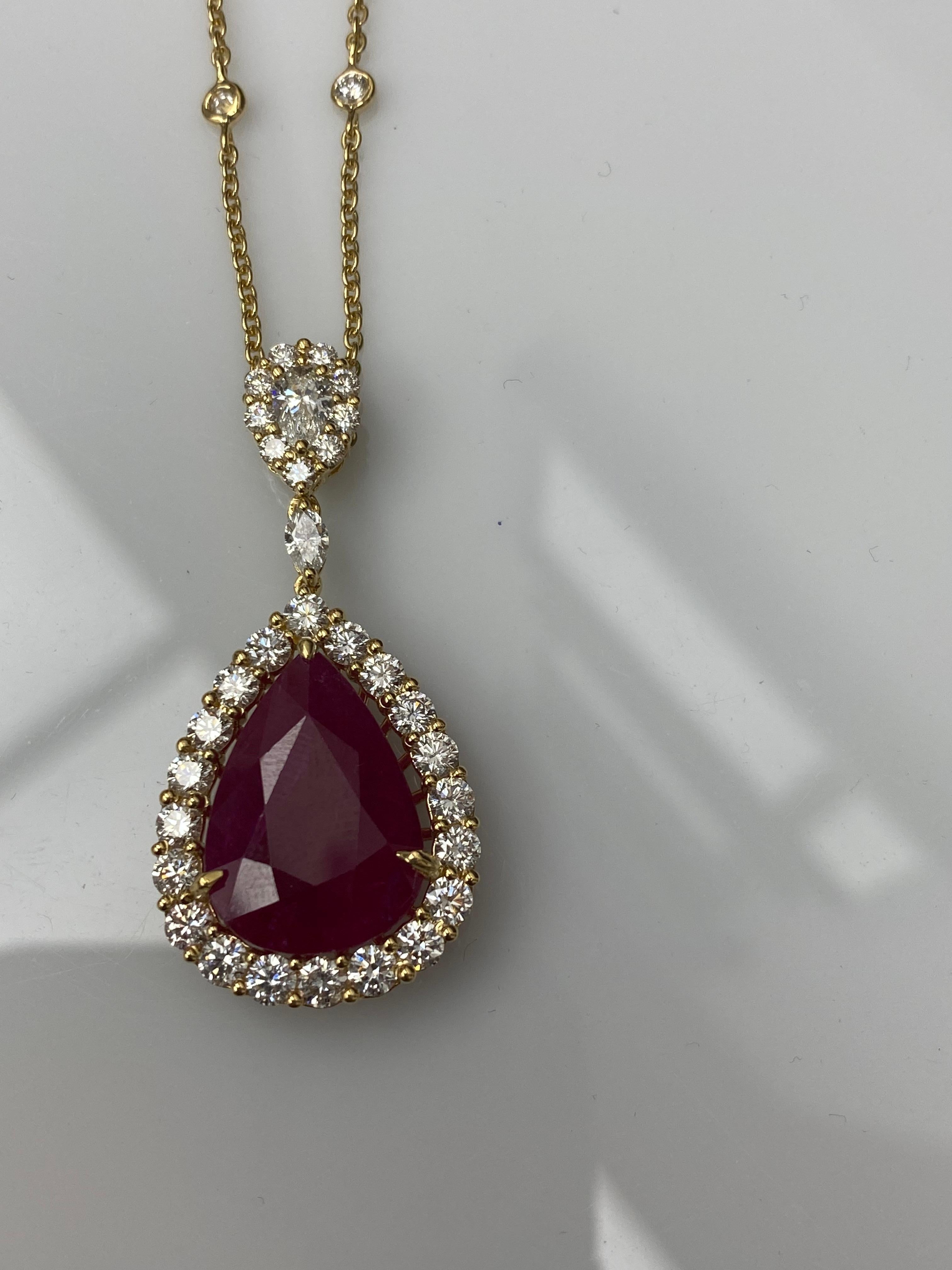 Collier poire 13.05 carats Rubis Diamant en or jaune 18K en vente 7