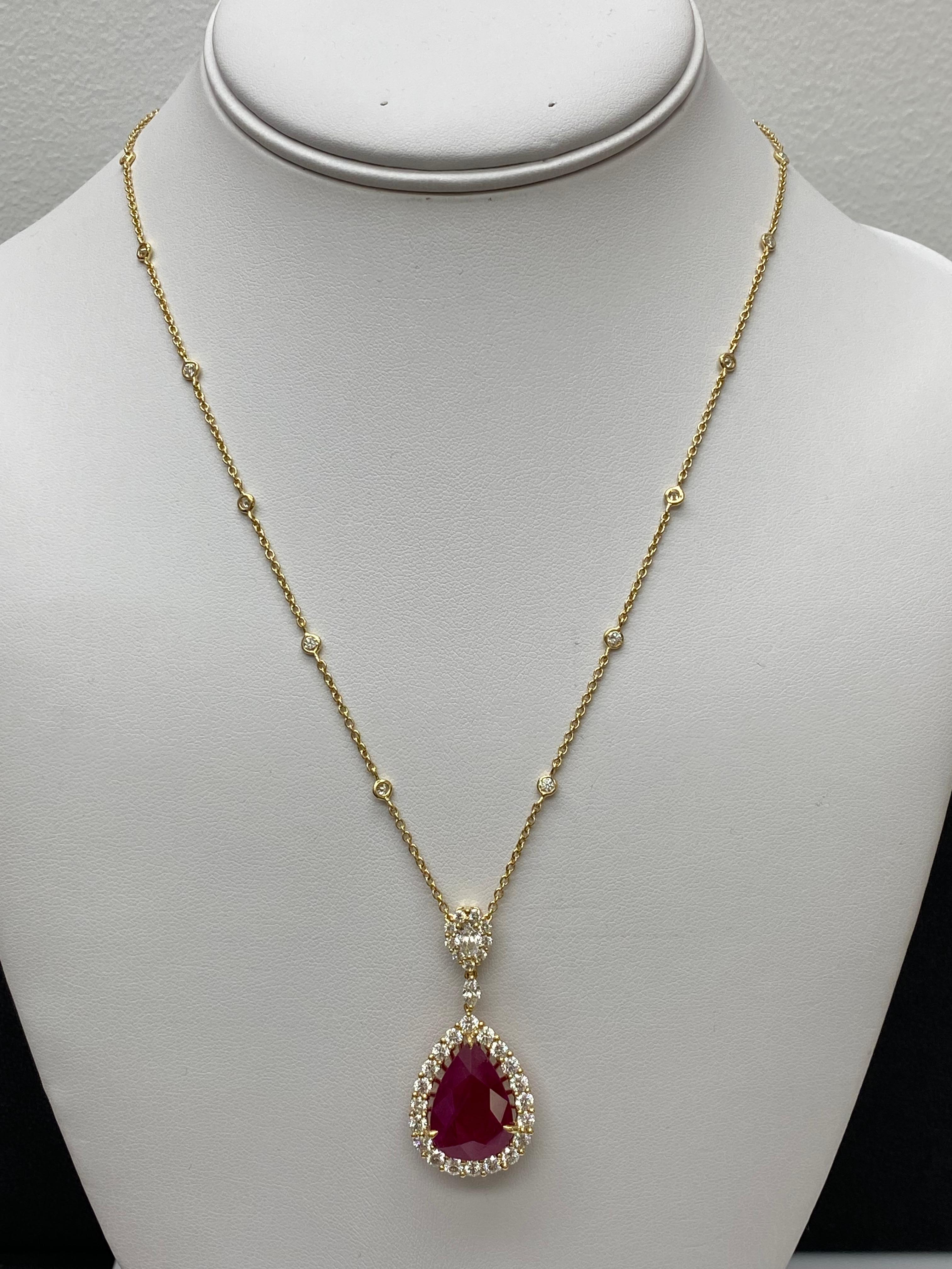 Taille poire Collier poire 13.05 carats Rubis Diamant en or jaune 18K en vente