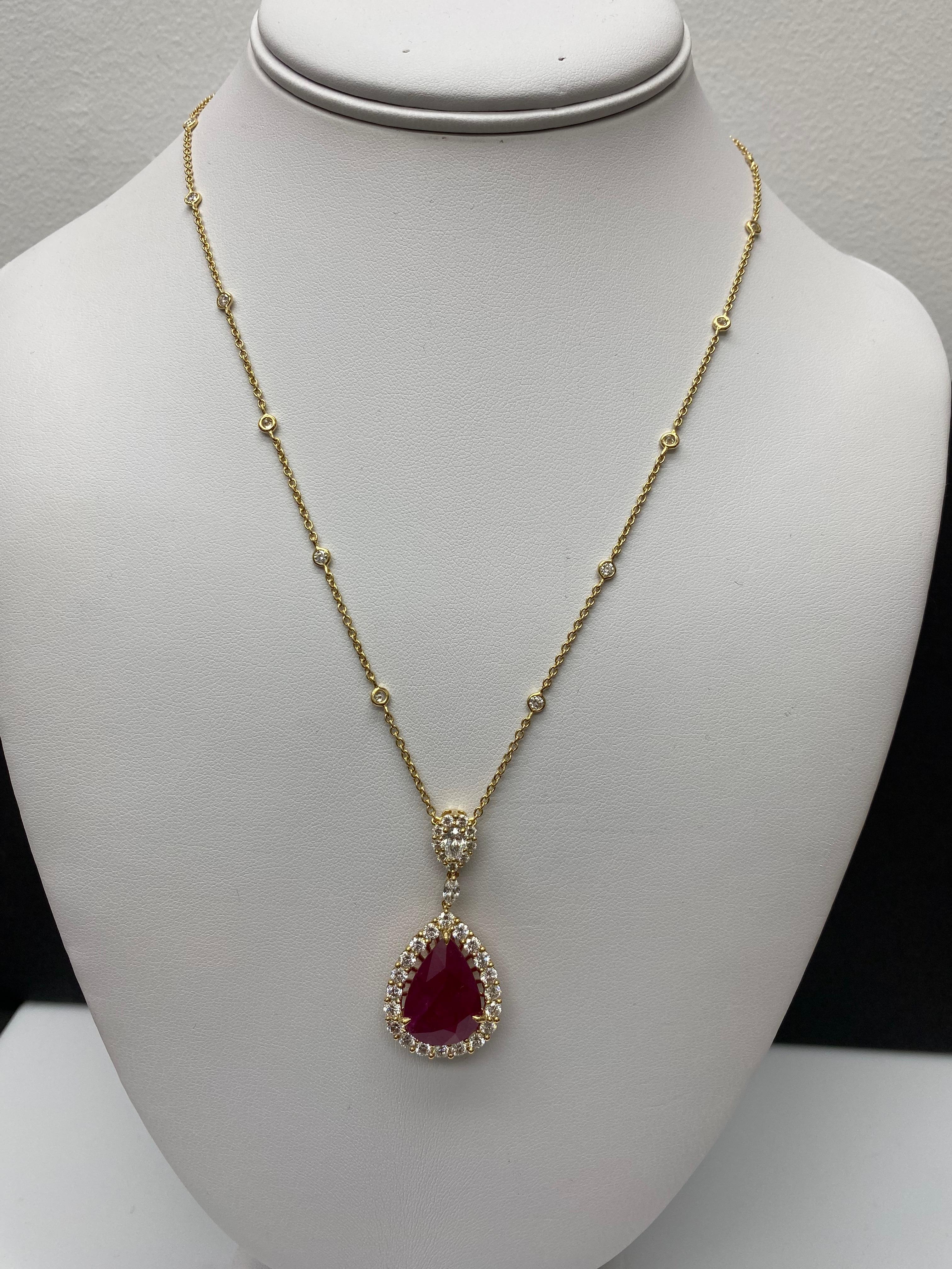 Collier poire 13.05 carats Rubis Diamant en or jaune 18K en vente 2