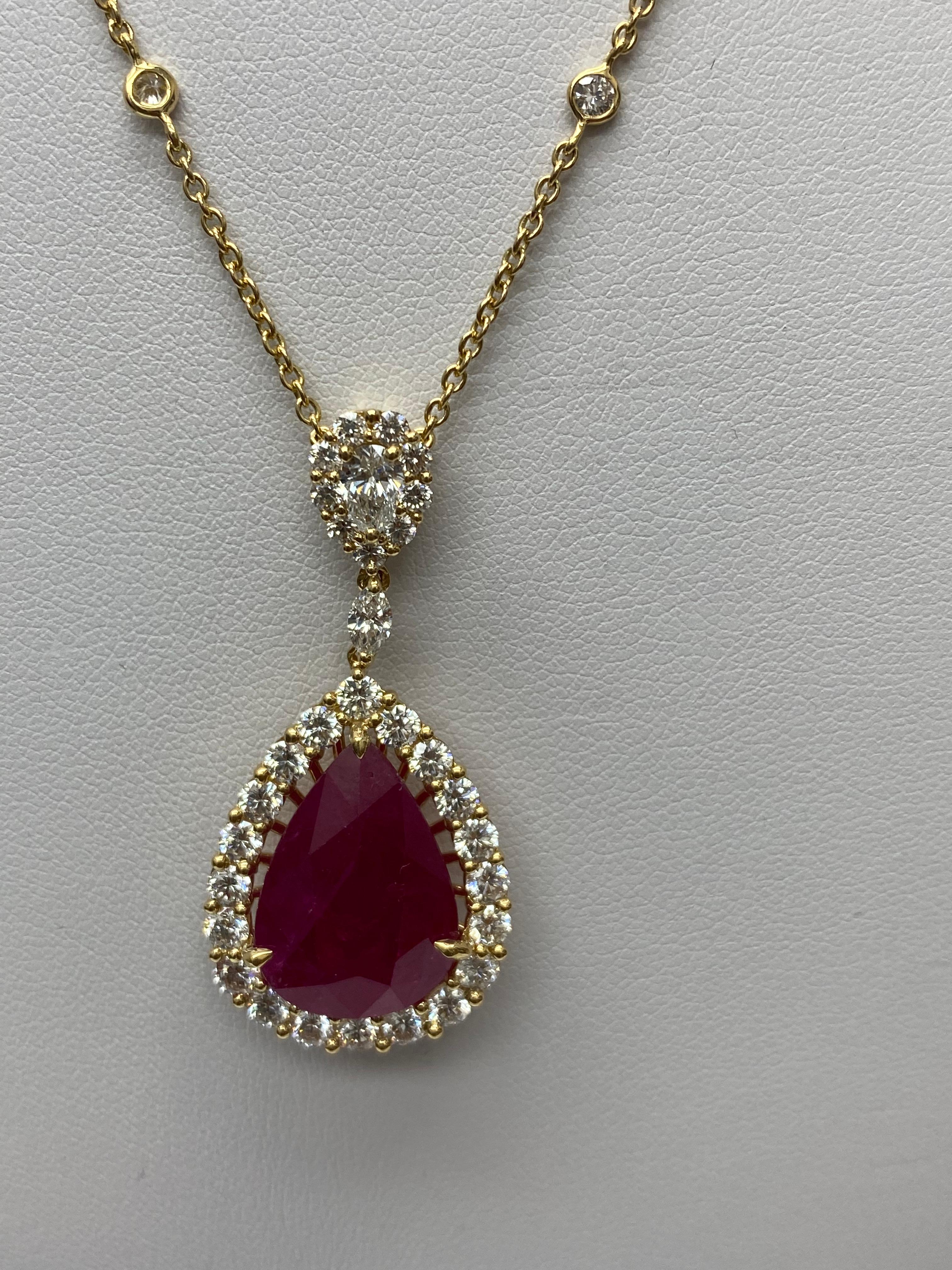 Collier poire 13.05 carats Rubis Diamant en or jaune 18K en vente 3
