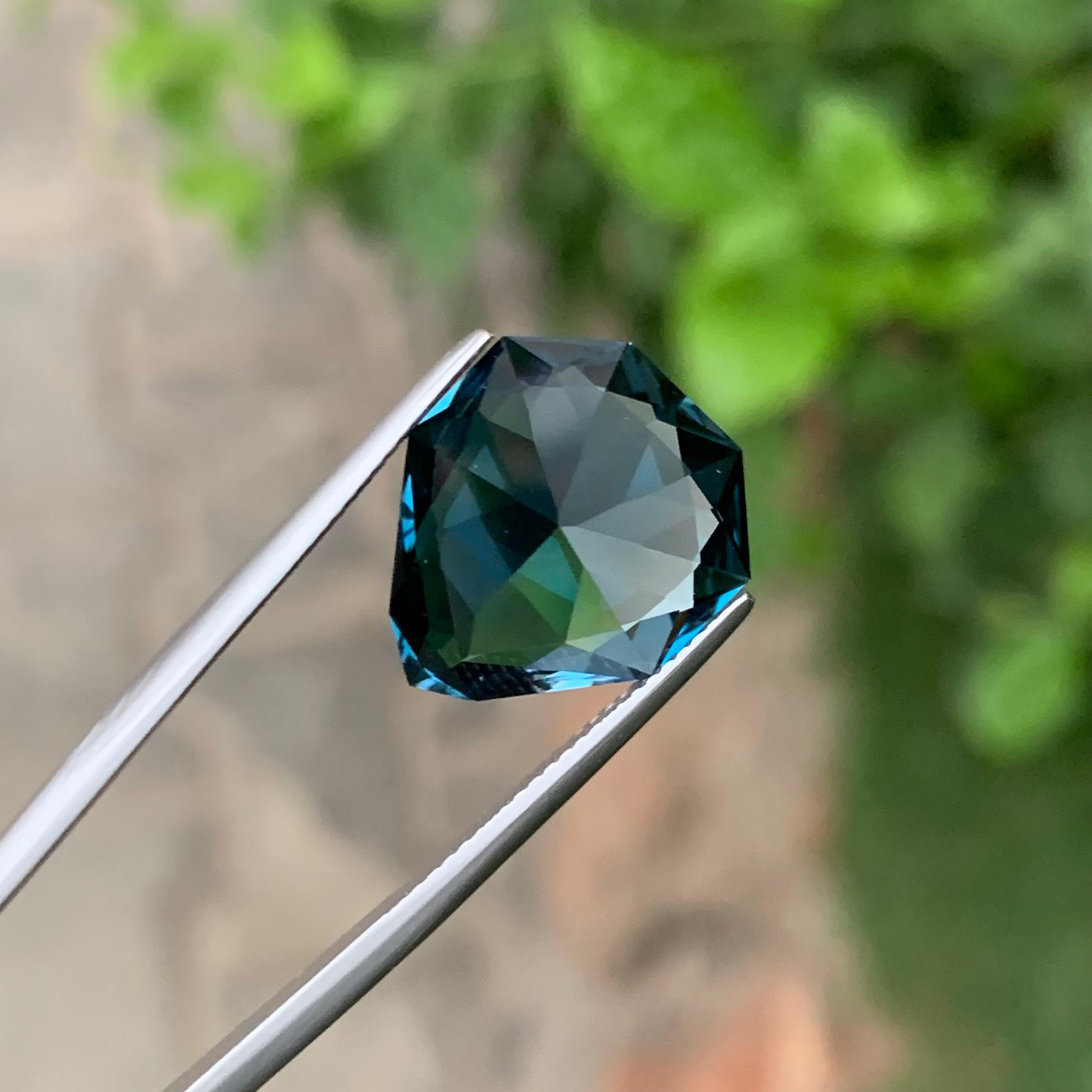 Taglio brillante 13,05 carati di Topazio Blu di Londra sfuso a forma di pera Nature in vendita