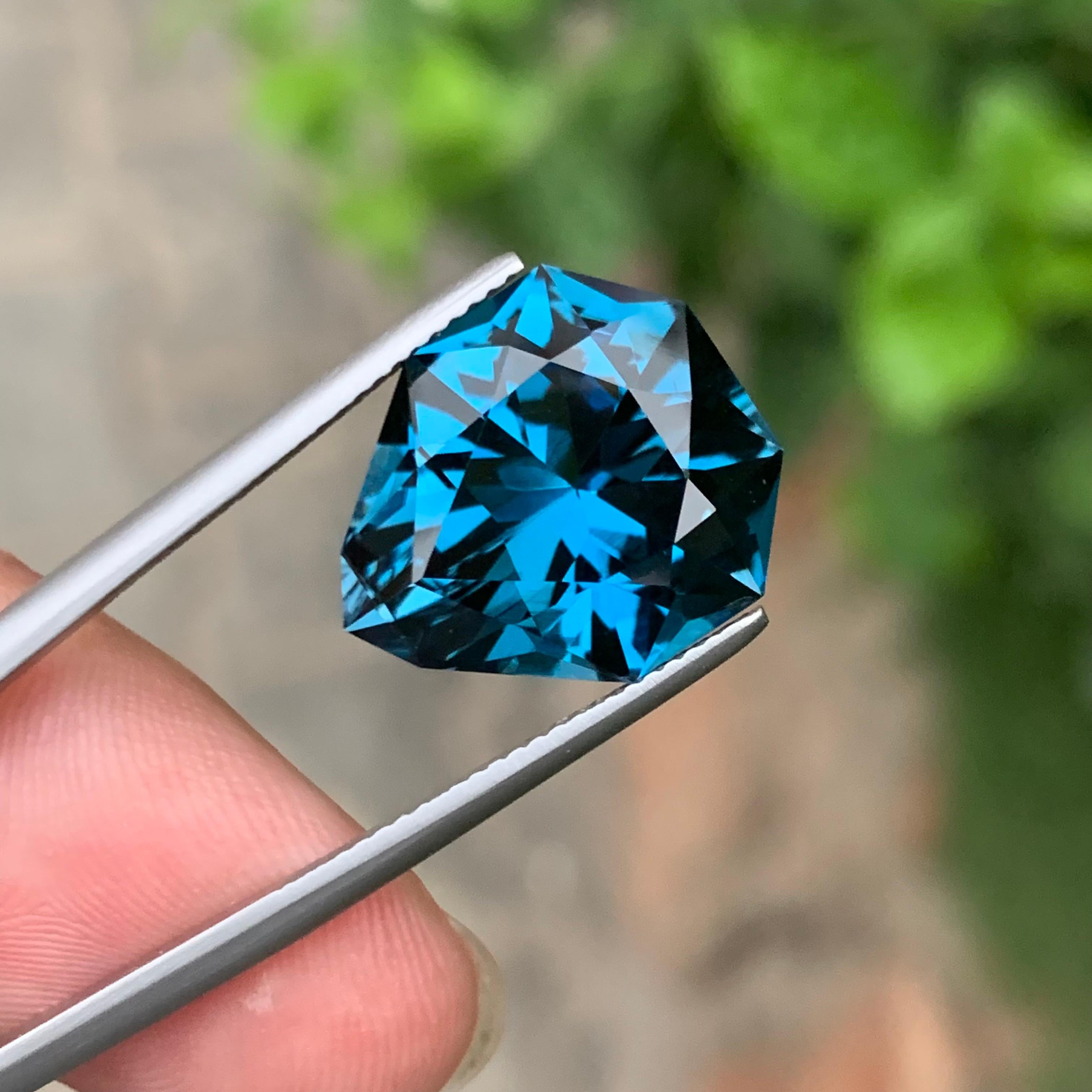 13,05 carati di Topazio Blu di Londra sfuso a forma di pera Nature in vendita 1