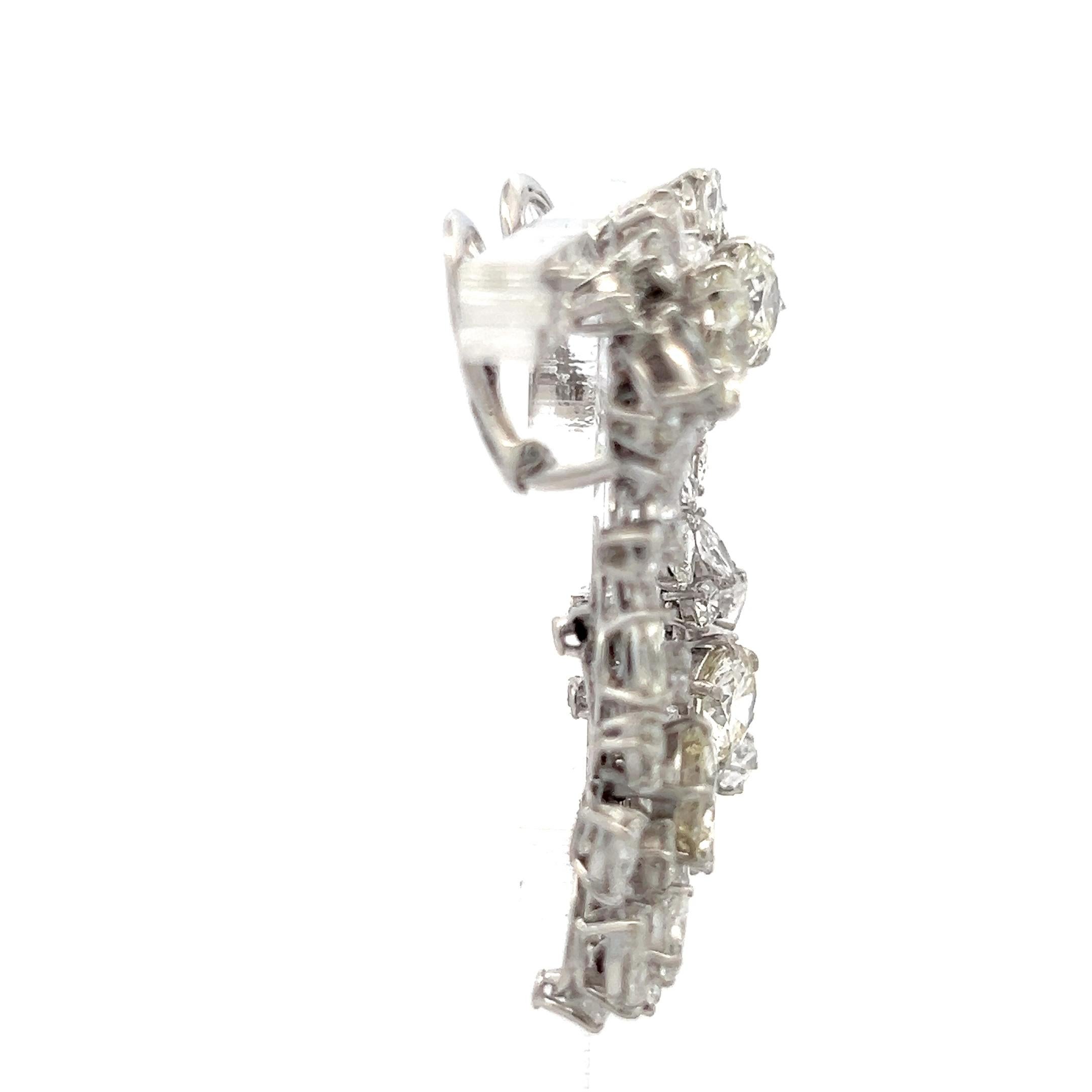 Titre :
Ces époustouflantes boucles d'oreilles pendantes en diamant de 13,08 carats présentent une opulente cascade de diamants ronds de taille brillant et marquise sertis dans un luxueux platine. Le design présente des centres ronds étincelants