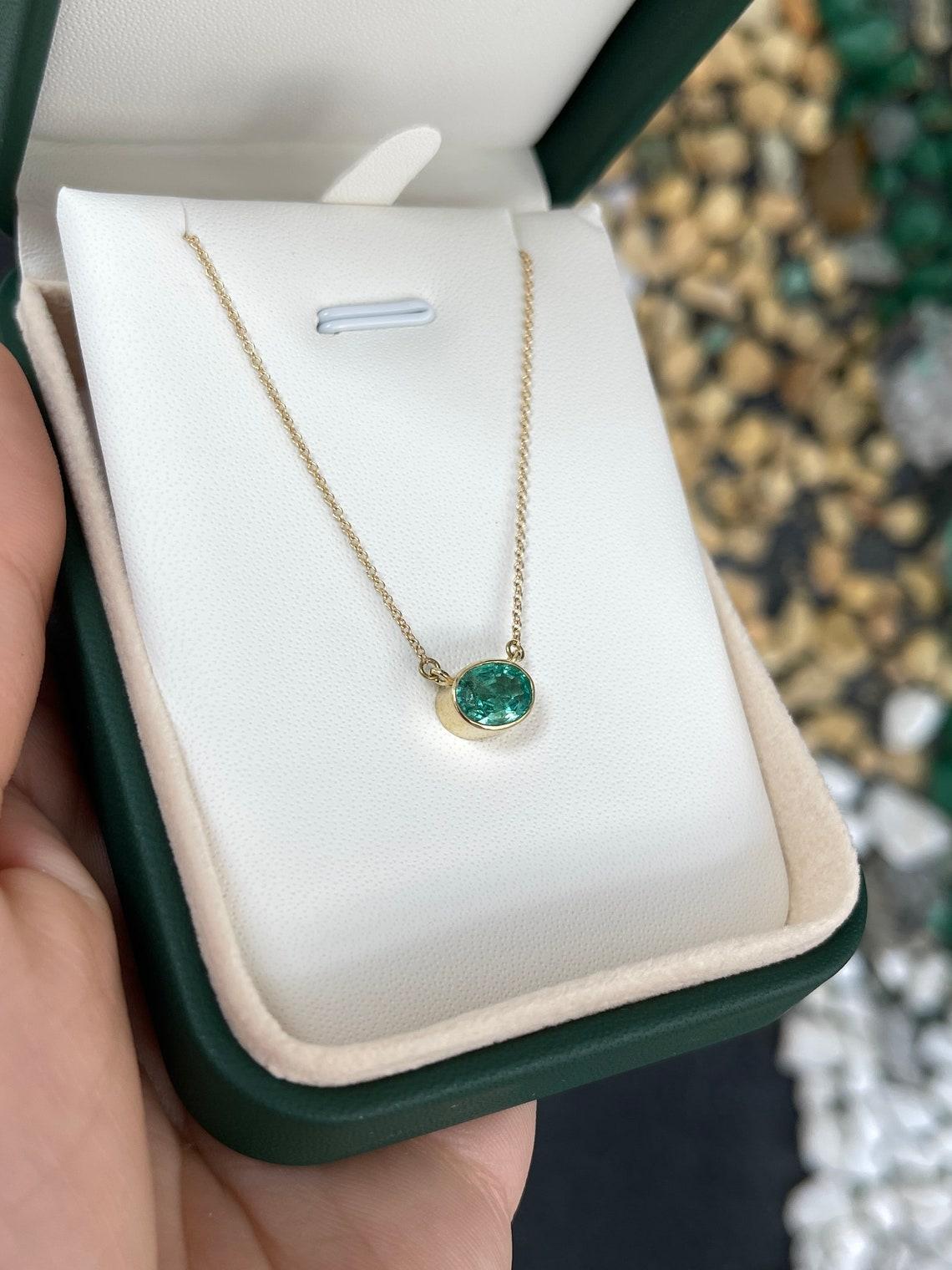 Modern 1.30ct 14K Oval Cut Emerald Bezel Set Pendant Necklace East to West May For Sale