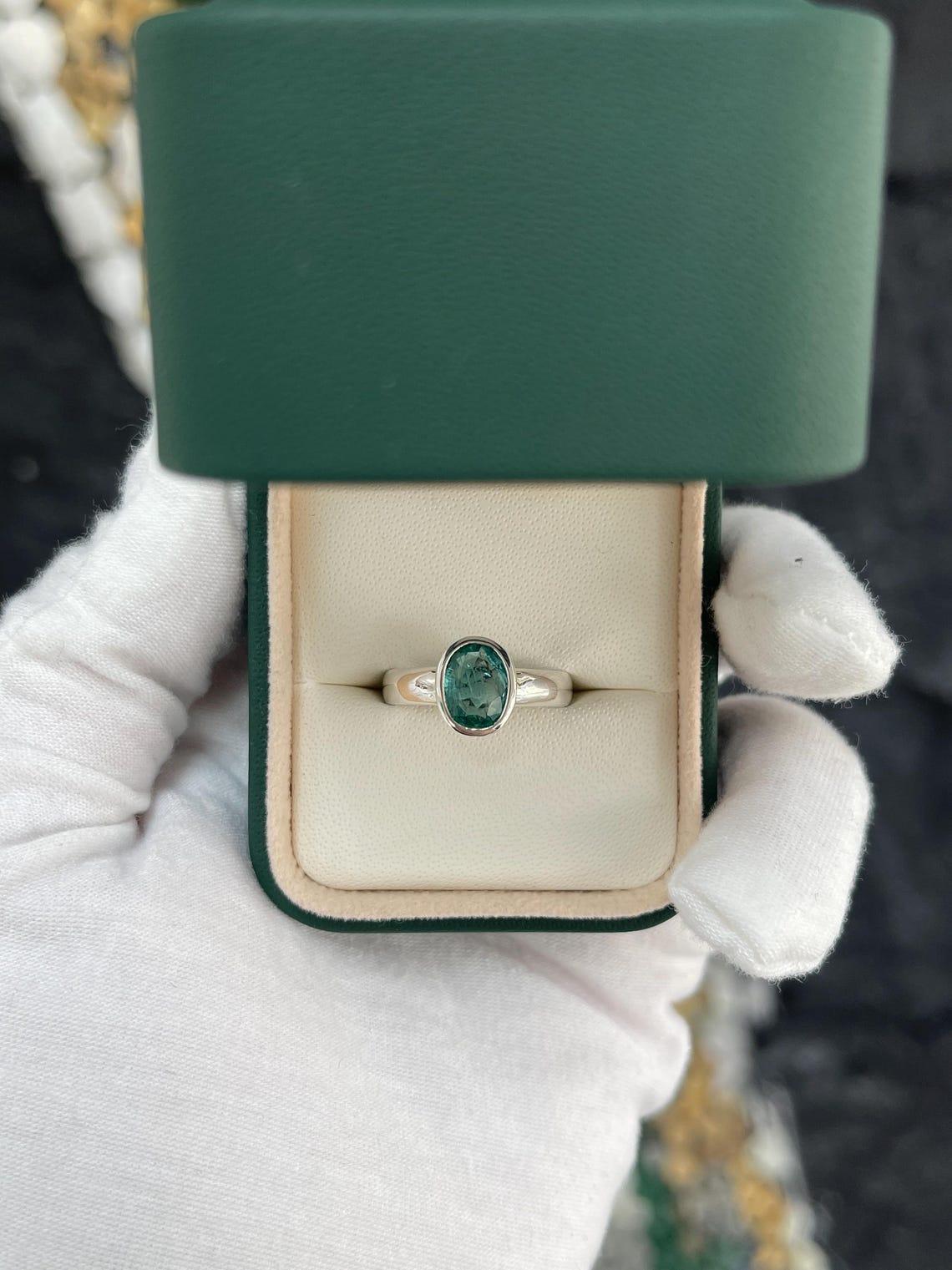 1,30 Karat Bluish Green Oval Smaragd Lünette gefasster Solitär Ring in Silber (Kunsthandwerker*in) im Angebot