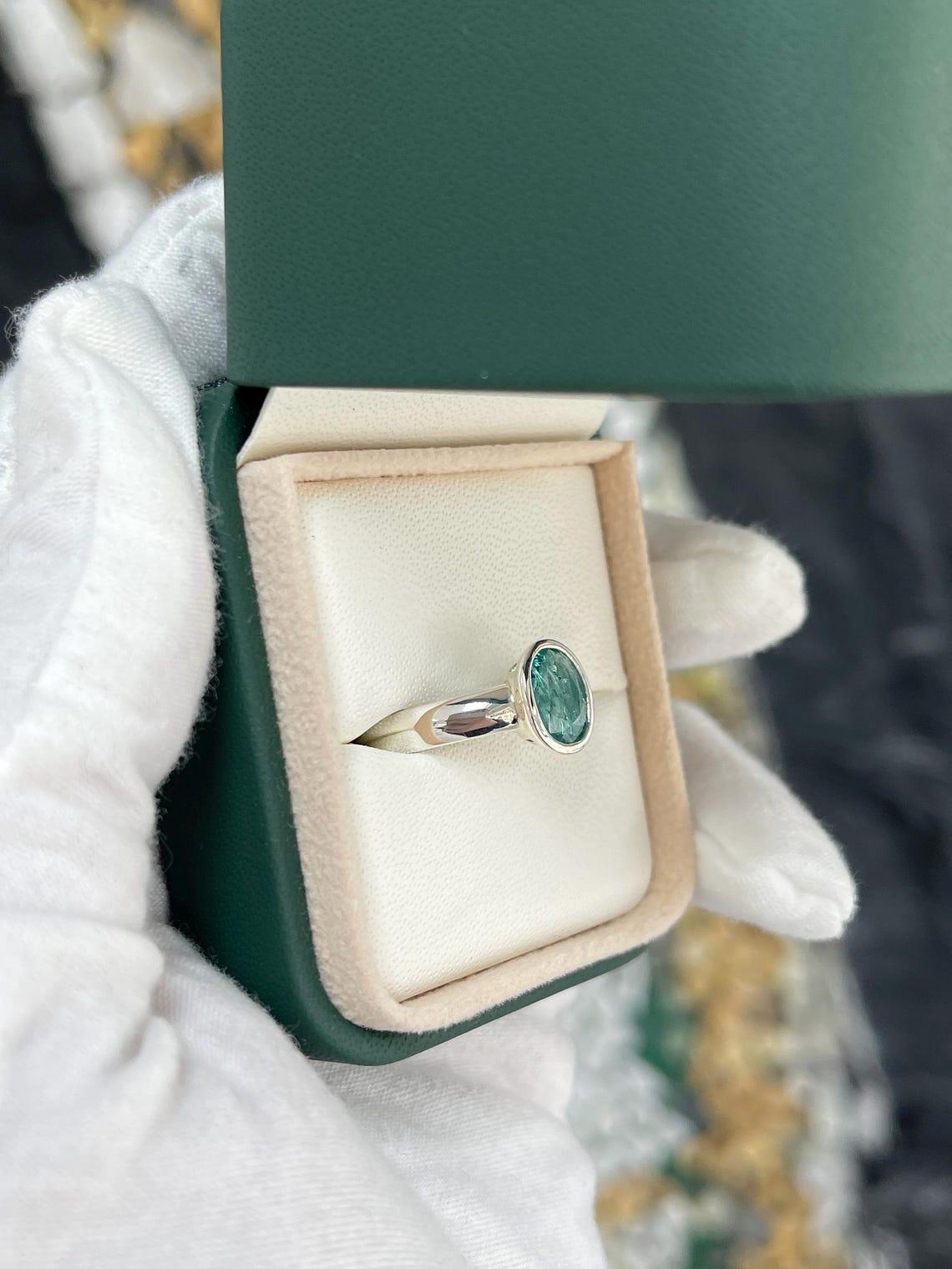 1,30 Karat Bluish Green Oval Smaragd Lünette gefasster Solitär Ring in Silber (Ovalschliff) im Angebot