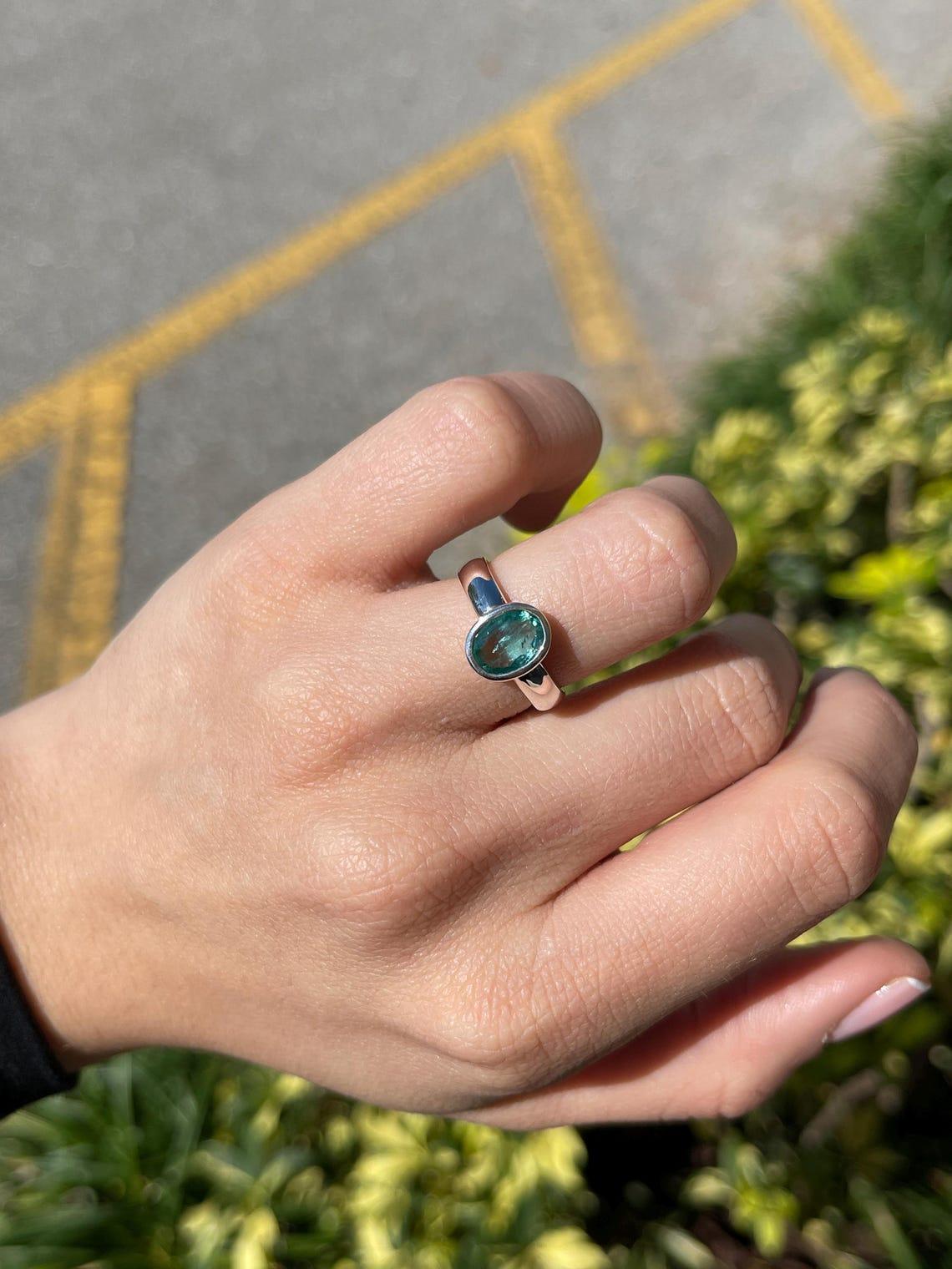1,30 Karat Bluish Green Oval Smaragd Lünette gefasster Solitär Ring in Silber für Damen oder Herren im Angebot