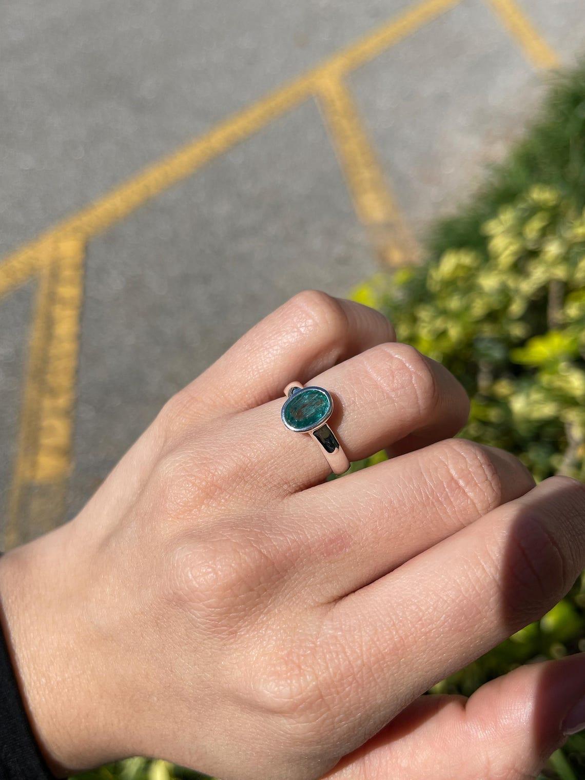 1,30 Karat Bluish Green Oval Smaragd Lünette gefasster Solitär Ring in Silber im Angebot 1