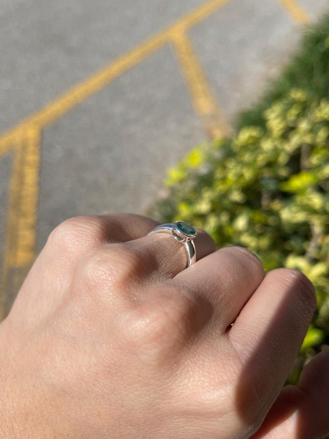 1,30 Karat Bluish Green Oval Smaragd Lünette gefasster Solitär Ring in Silber im Angebot 2