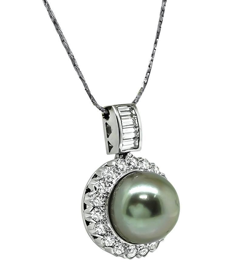 Si tratta di un incantevole ciondolo in oro bianco 18 carati. Il ciondolo è centrato da una deliziosa perla del mare del sud. La perla è accentuata da scintillanti diamanti rotondi e taglio baguette che pesano circa 1,30 carati. Il colore di questi