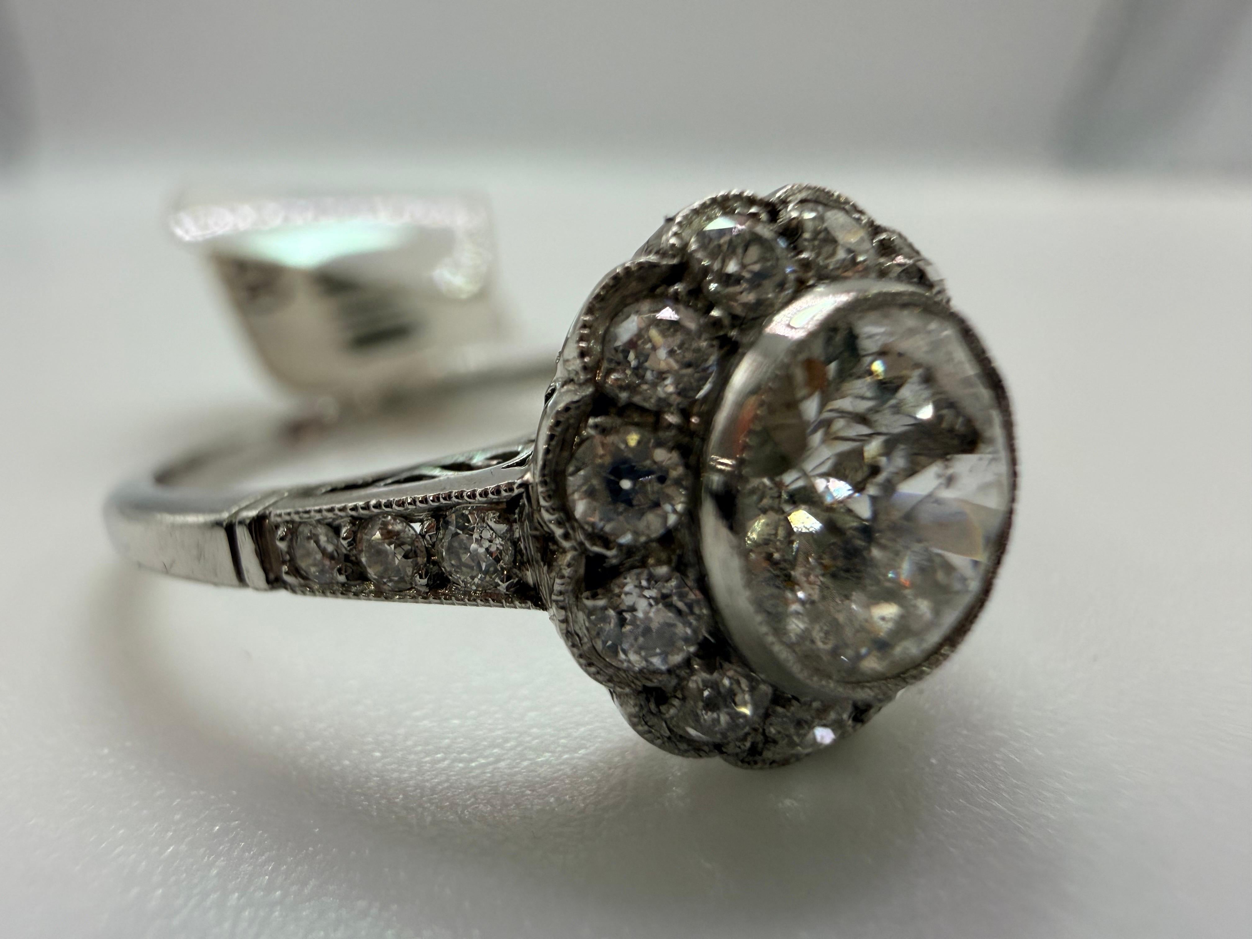 Precioso anillo de compromiso floral en platino con 1,30 quilates de diamantes de claridad SI y color G. El anillo está hecho a mano con pequeños detalles.

**Todos los artículos salen de nuestras instalaciones con un certificado a nombre del