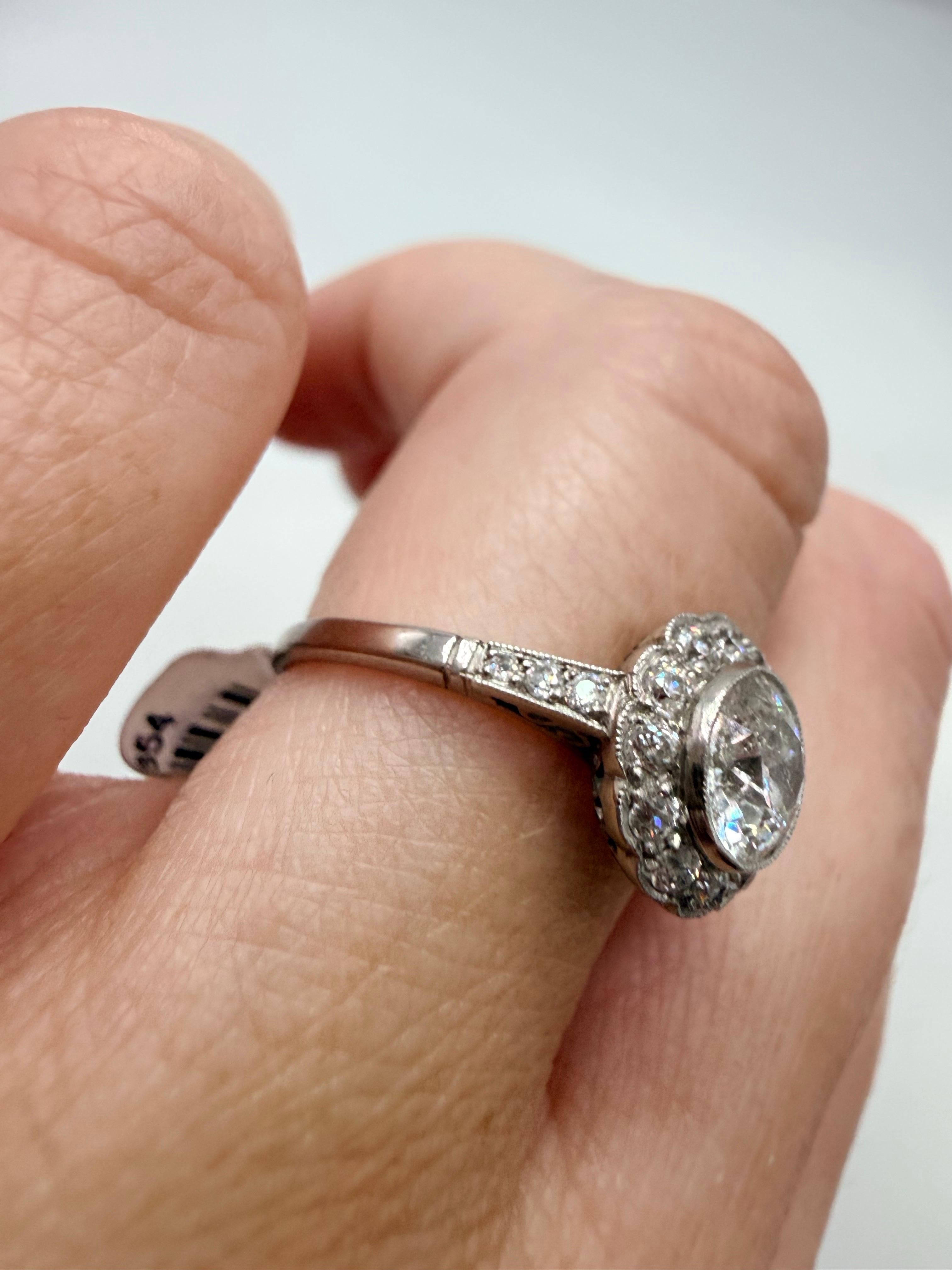 Anillo de compromiso de 1,30 ct Vintage PLATINO en venta 3