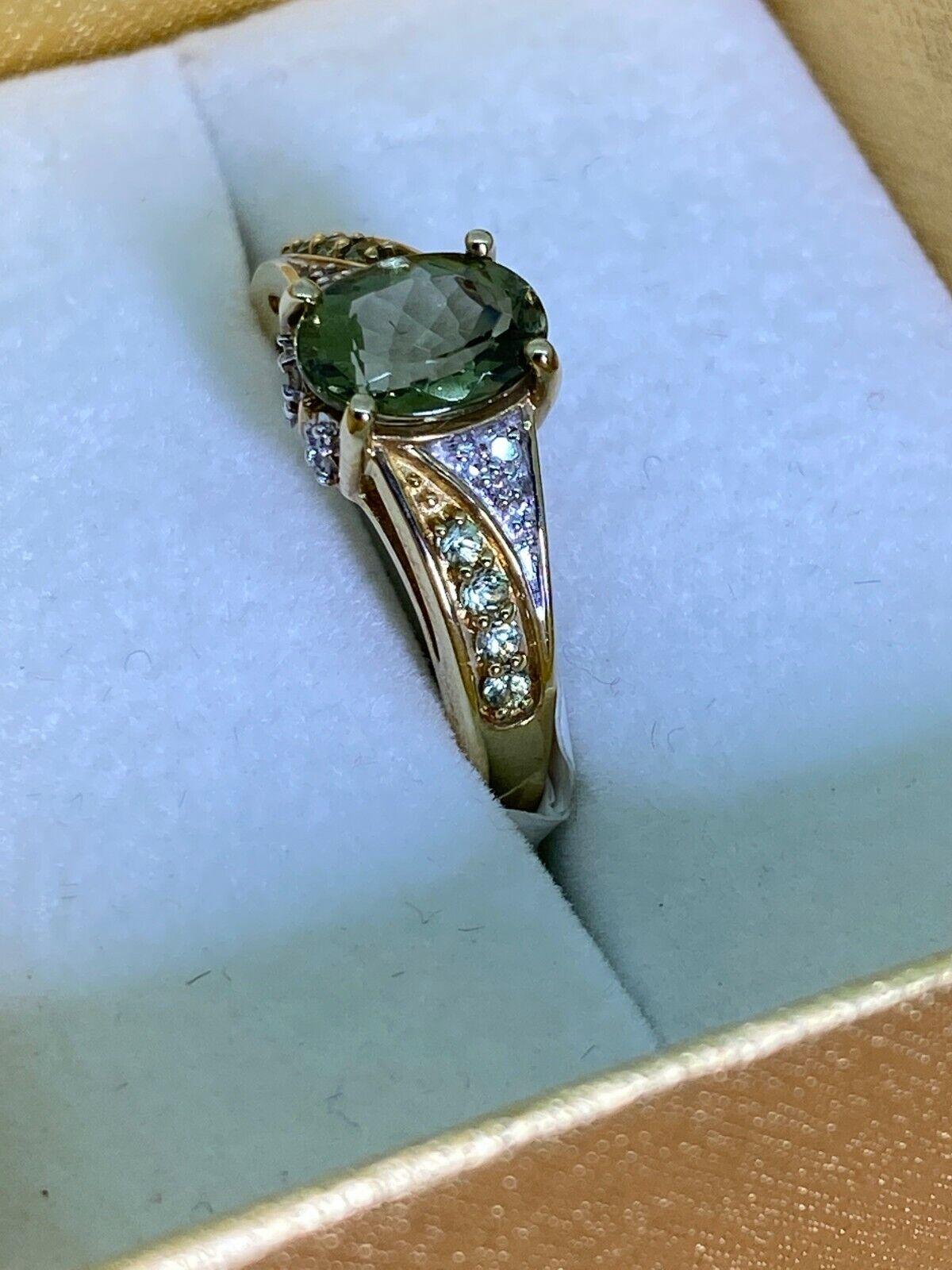 Rétro Bague vintage en or bicolore avec tourmaline verte (Verdelite) et diamants 1,30 carat en vente