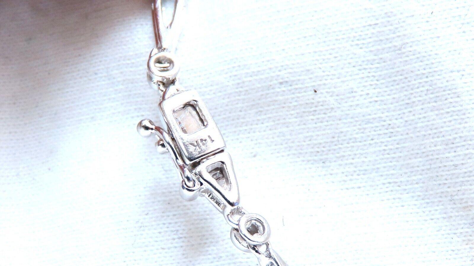 Collana con anello iconico con diamanti naturali a baguette e rotondi da 1,30 carati.

La moda della madre della sposa

Colore H. Si.

Oro bianco 14 carati

Centro: 1,3 x .5 pollici

18,3 grammi

Oro bianco 14 carati

certificato di valutazione di