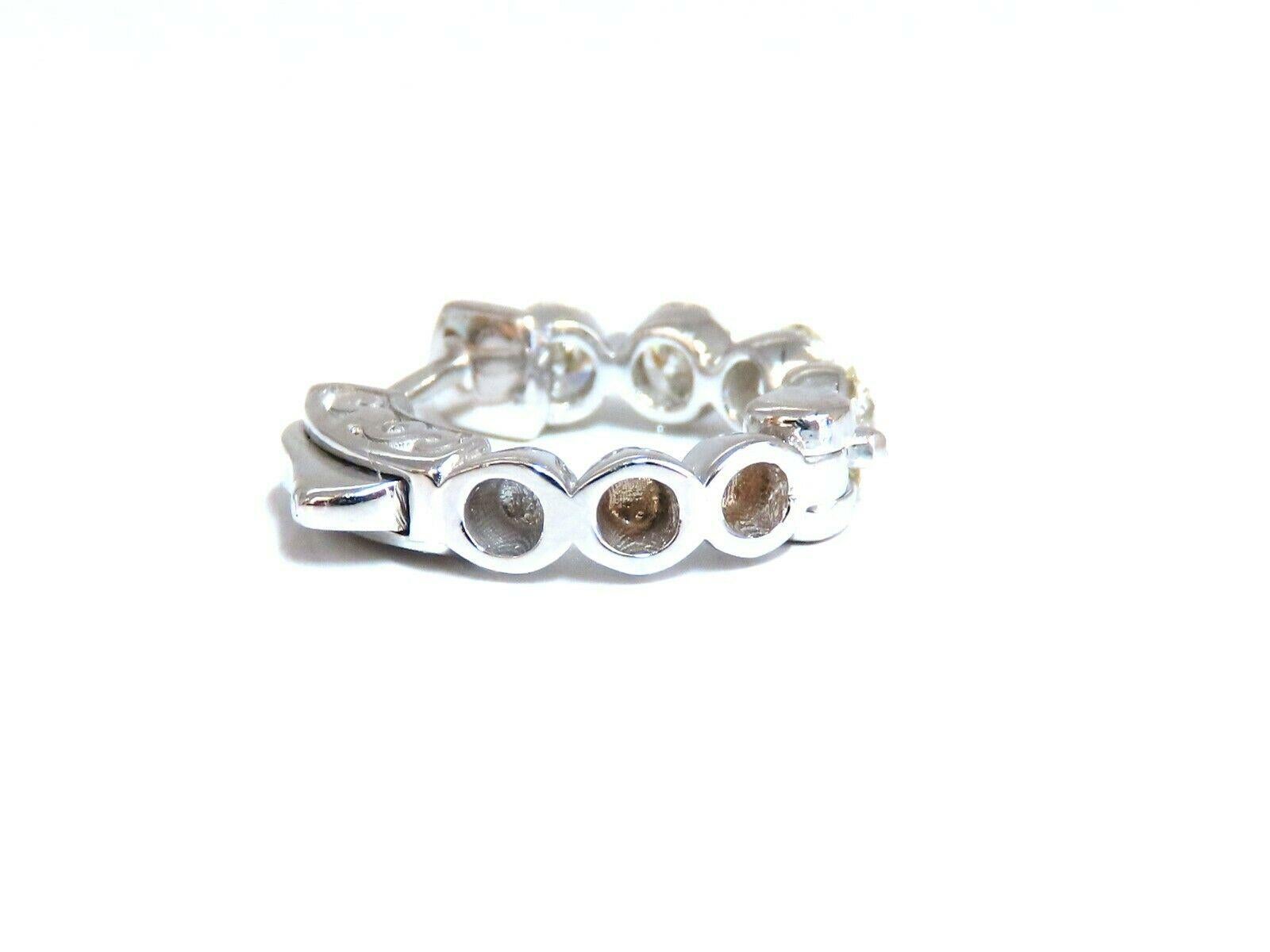 Dime-sized natürlichen Diamant-Reifen-Ohrringe.

Einzeln geteilte Zinkenausführung

1.30 Karat runde Brillanten

G Farbe vs2 Klarheit

14 Karat Weißgold 4,7 g

16.5 mm Breite von vorne nach hinten

3.3 mm dick bei der
