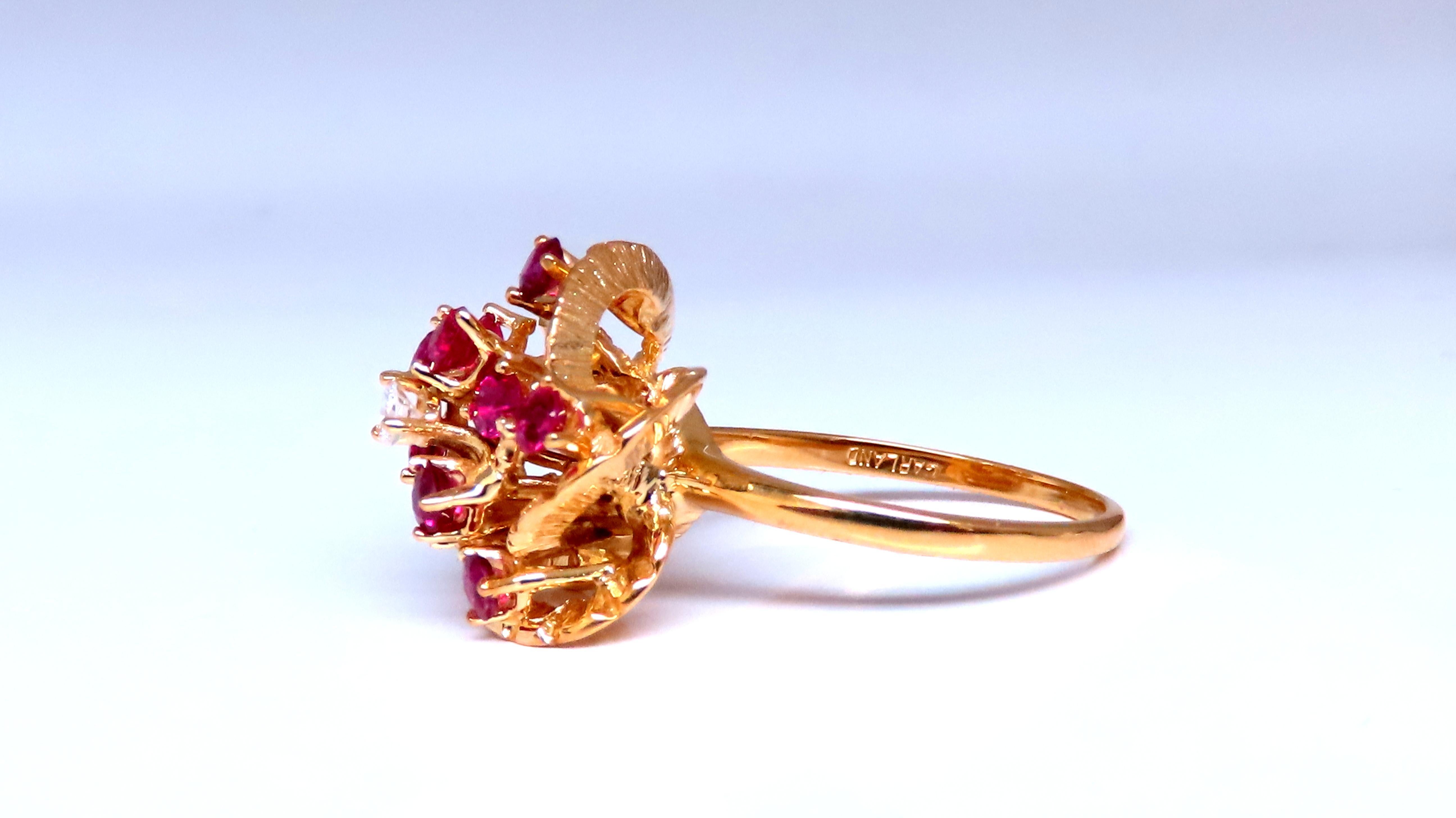Anillo en racimo de rubíes naturales de 1,30 ct.
(Rubíes calentados)
.10ct Diamantes Naturales.
Color G vS-2 Claridad.
Oro amarillo de 14 quilates.
7,2 gramos
Anillo de 17 mm de ancho
13 mm de profundidad
Talla 9.5