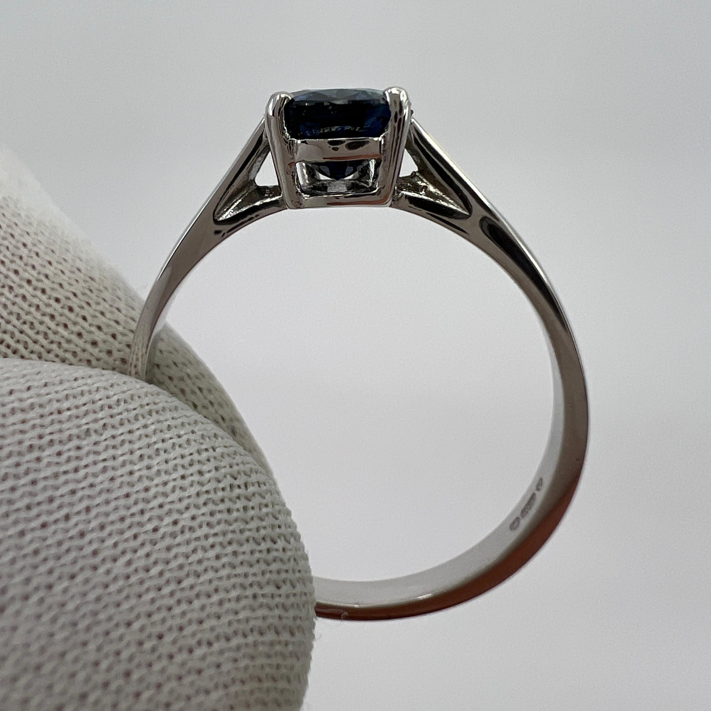 Bague solitaire en or blanc 18 carats avec saphir australien bleu royal taille poire de 1,30 carat en vente 3