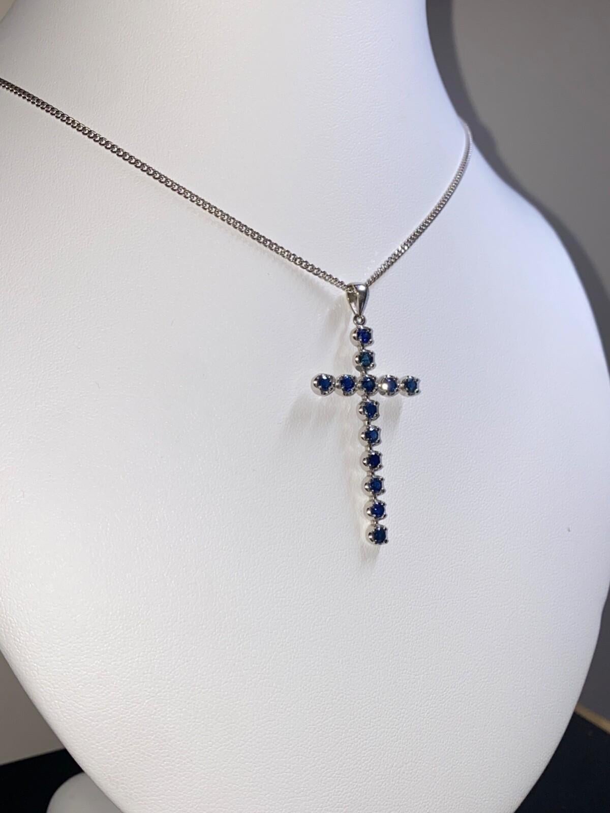 De provenance italienne, 
cette magnifique pièce est conçue comme un pendentif en forme de croix / crucifix, 
serti de saphirs étincelants
bien assortis, 
de 1,30ct au total environ, 
d'une magnifique couleur bleu royal 
& une grande clarté 

Chaque