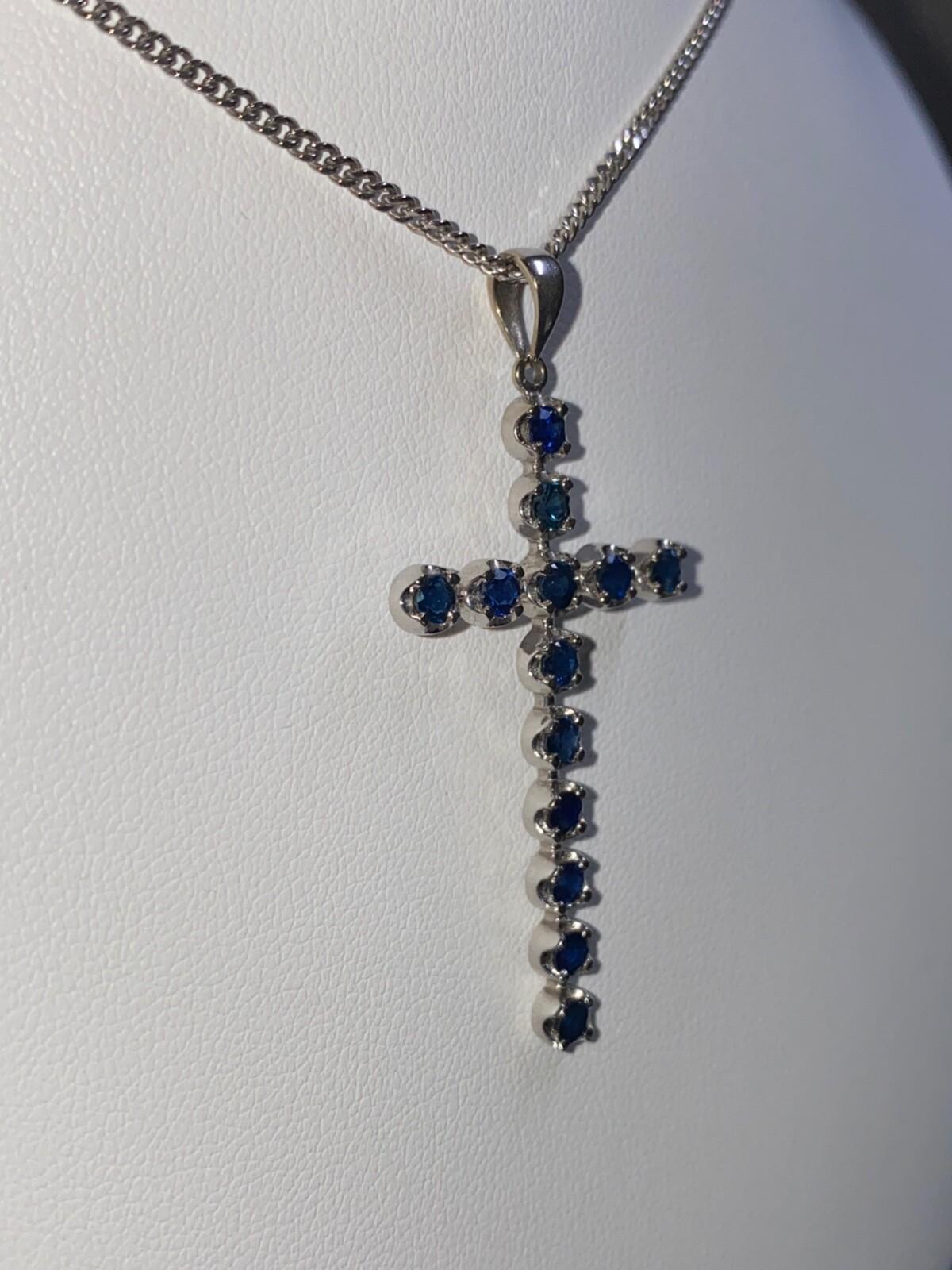 Taille ronde Pendentif croix en saphir bleu royal de 1,30 carat, or blanc 9 carats + chaîne Italie, c1970s en vente
