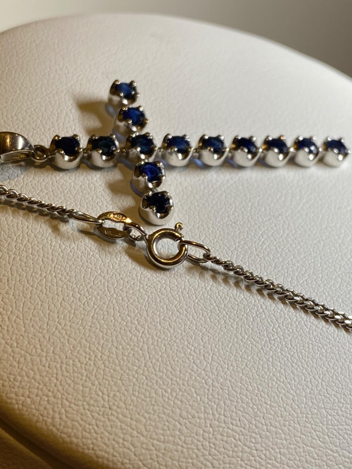 Pendentif croix en saphir bleu royal de 1,30 carat, or blanc 9 carats + chaîne Italie, c1970s Excellent état - En vente à MELBOURNE, AU