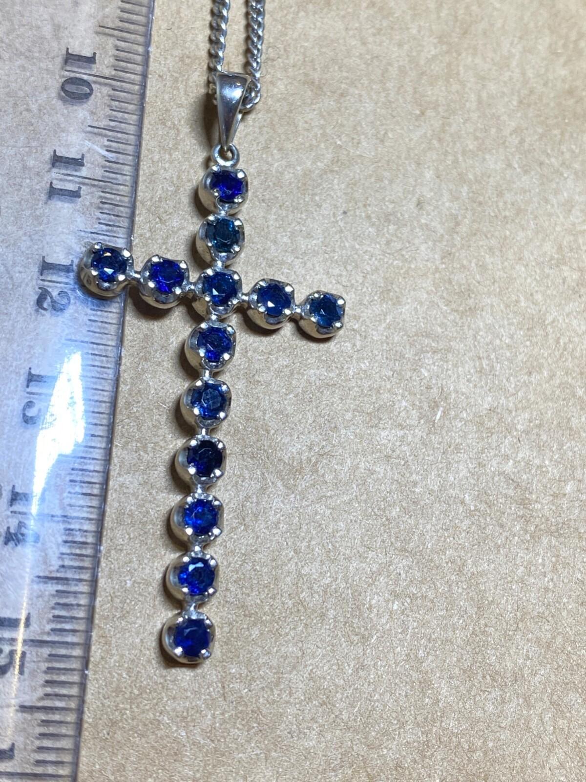 Pendentif croix en saphir bleu royal de 1,30 carat, or blanc 9 carats + chaîne Italie, c1970s Unisexe en vente