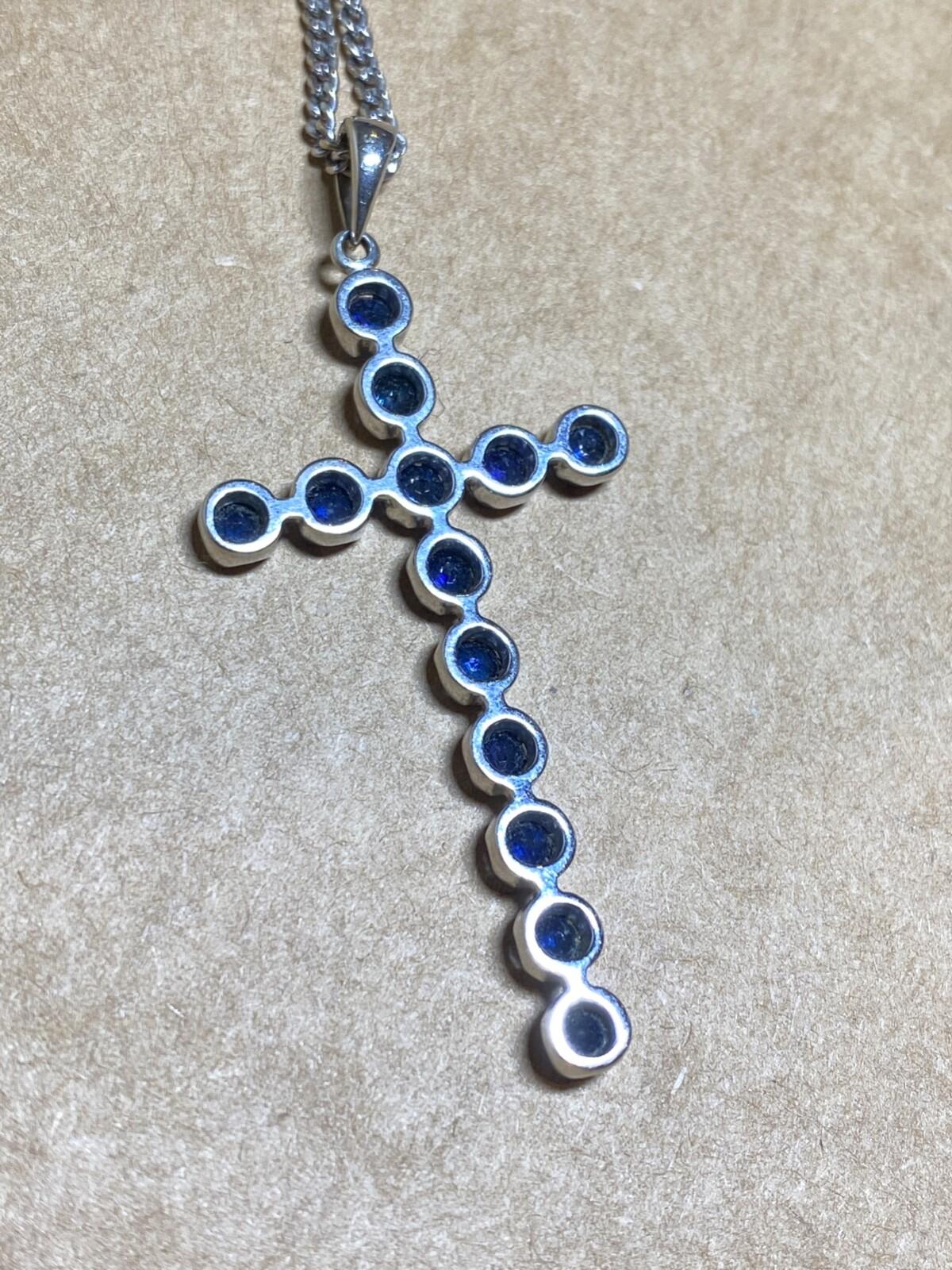 Pendentif croix en saphir bleu royal de 1,30 carat, or blanc 9 carats + chaîne Italie, c1970s en vente 1