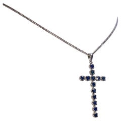 Colgante Cruz de zafiro azul real de 1,30 ct en oro blanco de 9 quilates + cadena. Italia, c1970s