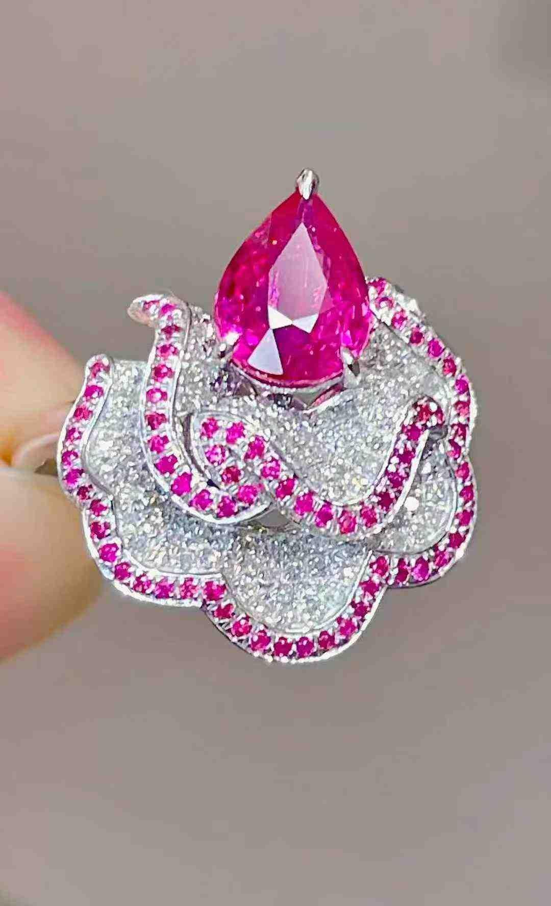 1.30CT Rubin 
Diamant Ring in PT950 Platin im Angebot