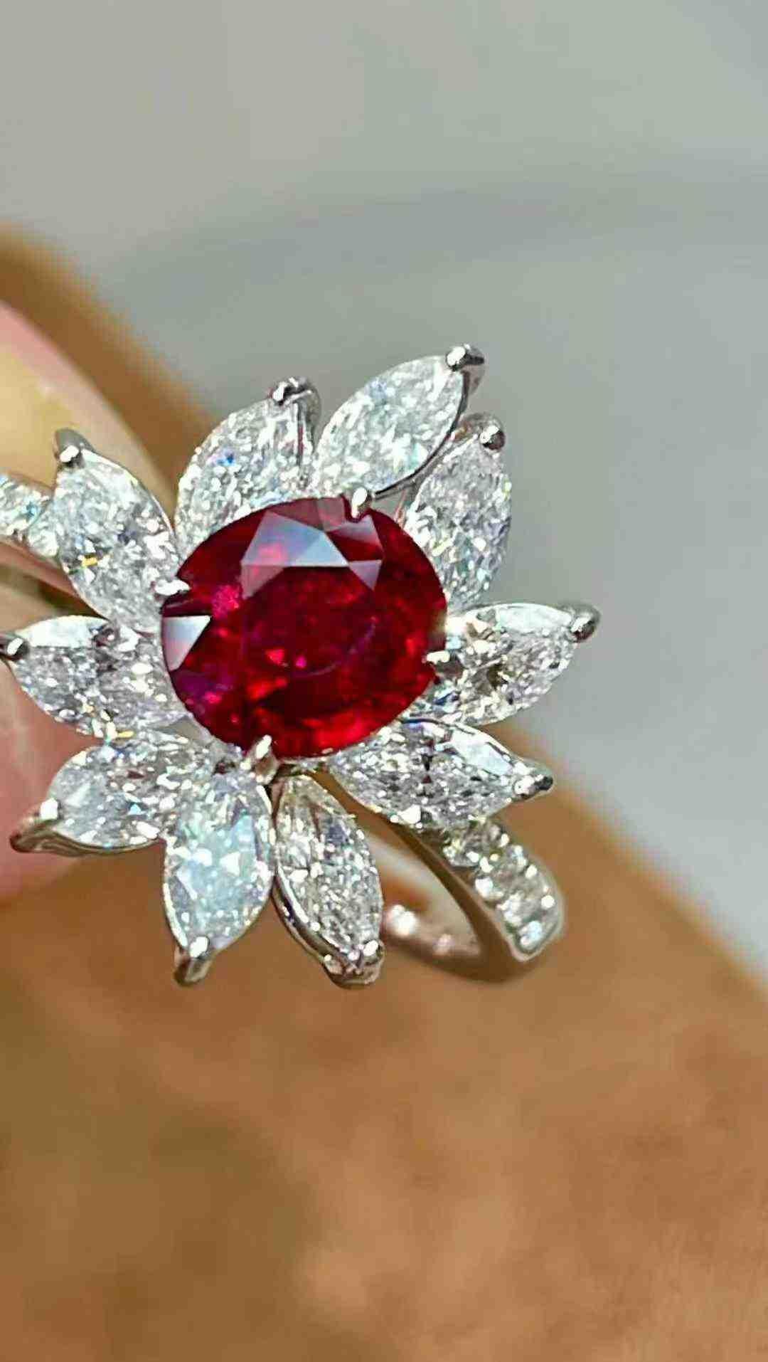 1,30ct Rubin Halo-Cocktailring mit 1,47ct Marquise weißen Diamanten in 18K Weiß im Angebot 4