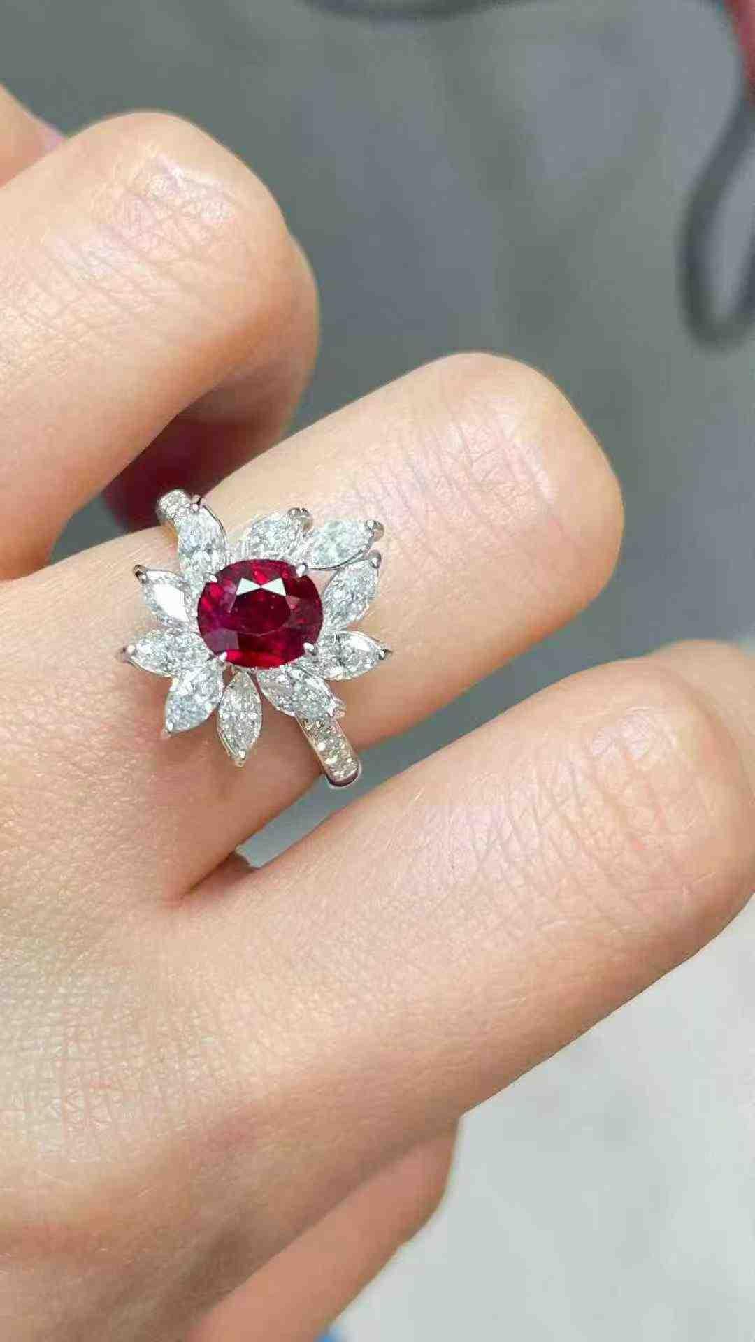 1,30ct Rubin Halo-Cocktailring mit 1,47ct Marquise weißen Diamanten in 18K Weiß im Angebot 1