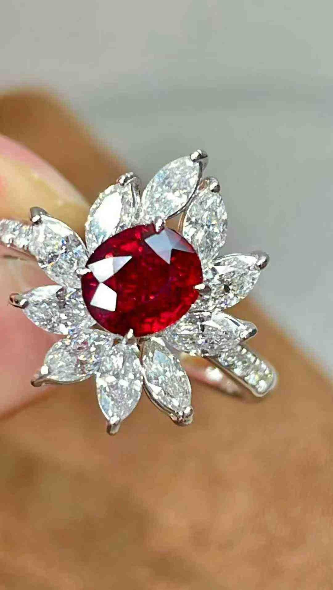 1,30ct Rubin Halo-Cocktailring mit 1,47ct Marquise weißen Diamanten in 18K Weiß im Angebot 2