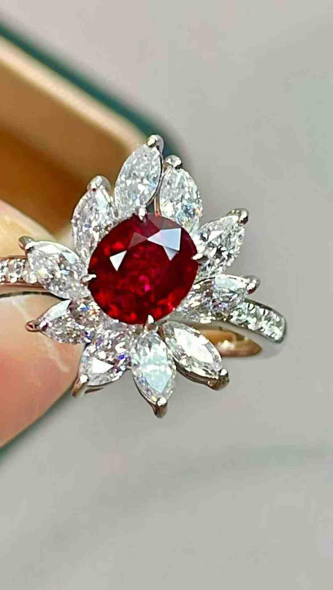 1,30ct Rubin Halo-Cocktailring mit 1,47ct Marquise weißen Diamanten in 18K Weiß im Angebot 3