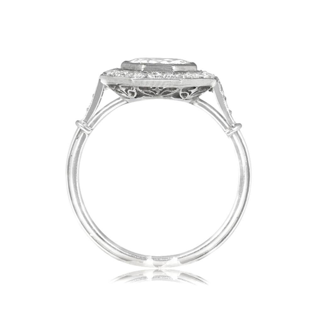 Voici une délicate et exquise bague halo en diamant, mettant en valeur un superbe diamant de taille transitionnelle de 1,30 carat, d'une couleur I et d'une pureté VS2. La pierre centrale est entourée d'un élégant halo de diamants en forme