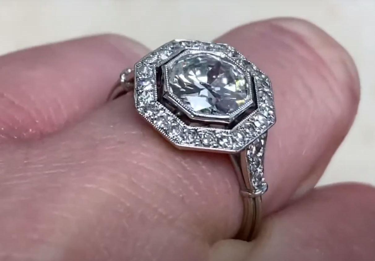 Bague Engagment en platine avec diamant taille transitionnelle de 1,30 carat, couleur I, halo de diamants en vente 1