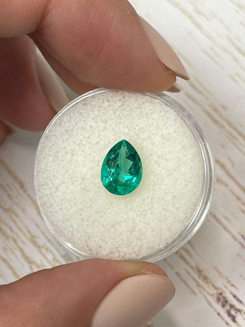 A. Stone: Smeraldo
Peso: 1,30 carati
Forma: Taglio a pera
Chiarezza: Trasparente
Lucentezza: Eccellente-Molto buona
Colore: Verde bluastro vivace
Misure: 8,83 mm x 6,58 mm x 4,39 mm
Origine geografica: Colombia
Trattamento: Naturale,