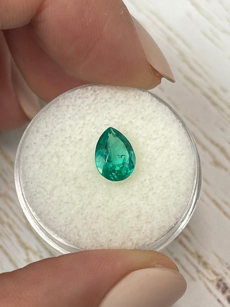 Moderno 1,30 ct Smeraldo colombiano verde blu vivo - Gemma di maggio a goccia con taglio a pera in vendita