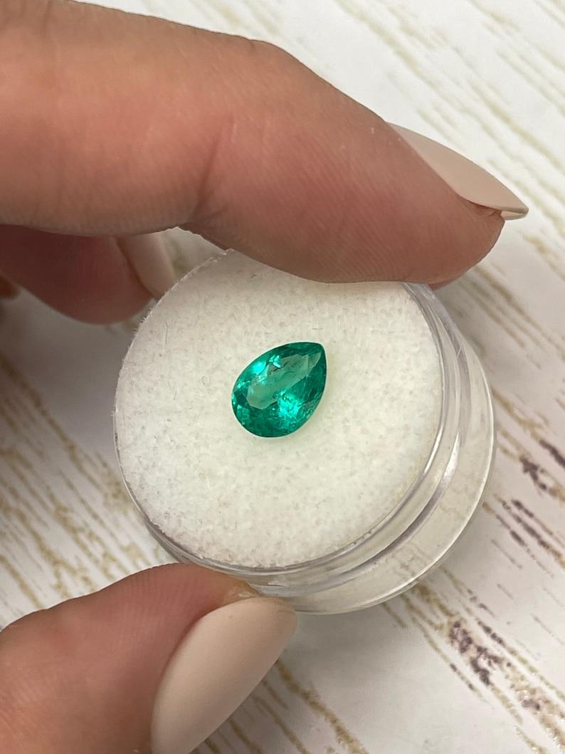 Taglio a goccia 1,30 ct Smeraldo colombiano verde blu vivo - Gemma di maggio a goccia con taglio a pera in vendita