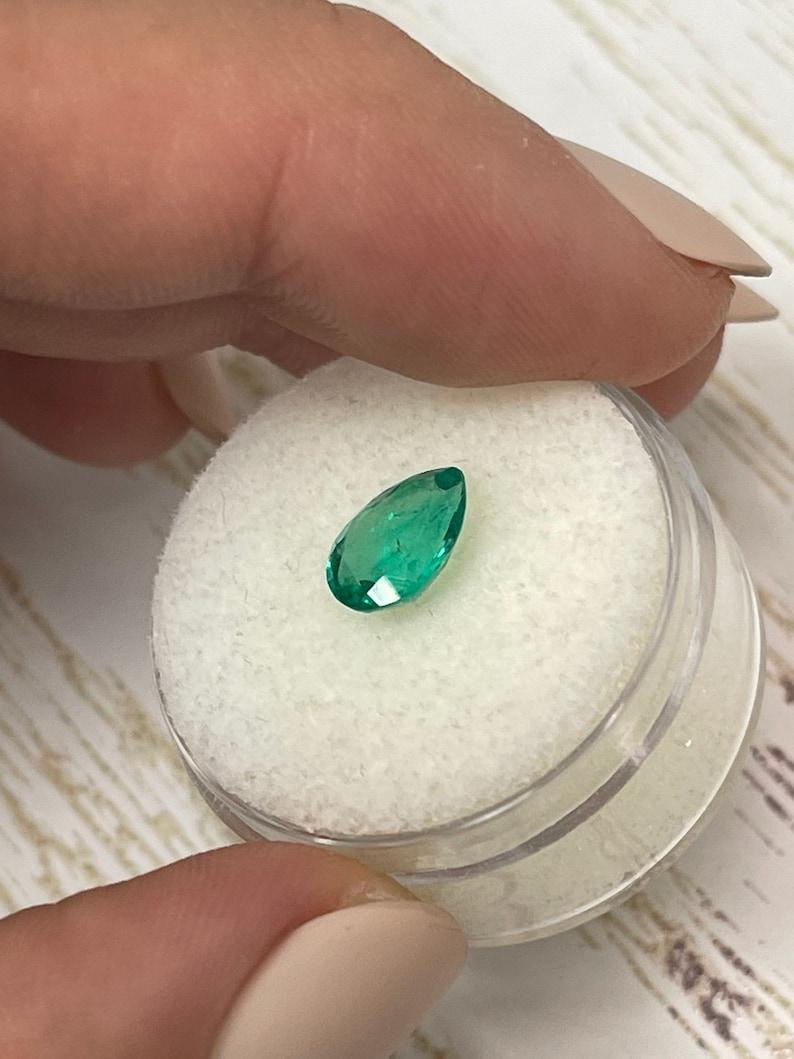1,30 ct Smeraldo colombiano verde blu vivo - Gemma di maggio a goccia con taglio a pera In condizioni Nuovo in vendita a Jupiter, FL