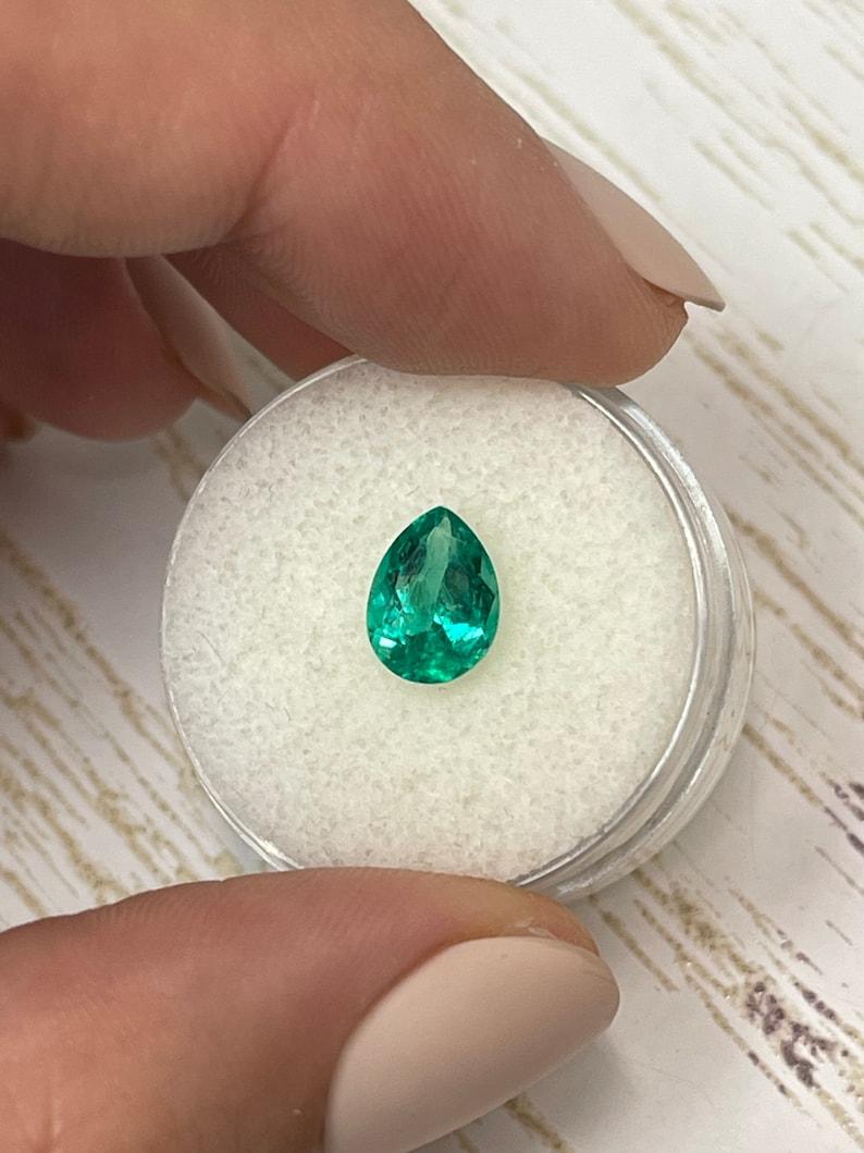 Donna 1,30 ct Smeraldo colombiano verde blu vivo - Gemma di maggio a goccia con taglio a pera in vendita