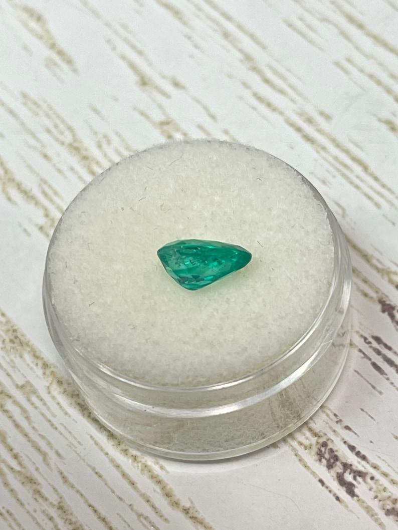 1,30 ct Smeraldo colombiano verde blu vivo - Gemma di maggio a goccia con taglio a pera in vendita 1
