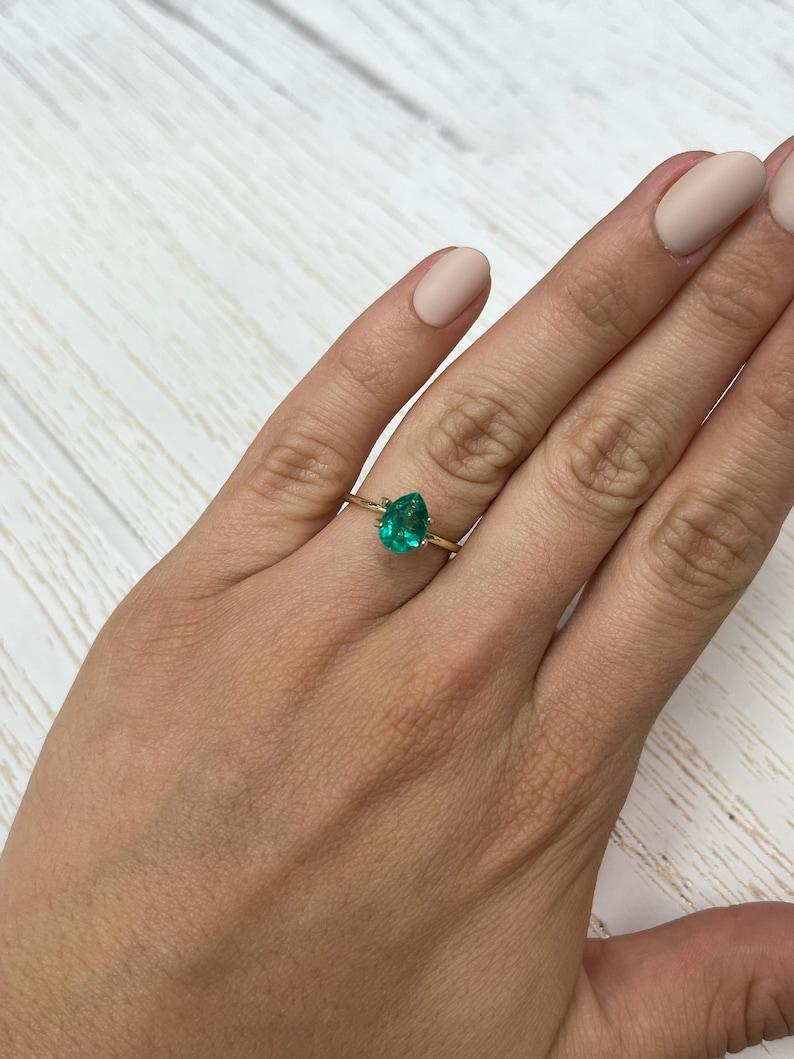 1,30 ct Smeraldo colombiano verde blu vivo - Gemma di maggio a goccia con taglio a pera in vendita 2