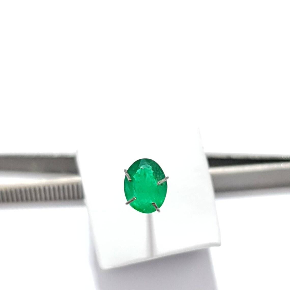Oval Cut 1.30cts Natural Emerald Cut Stone 8.34x6.57x4.32mm CERTIFIED Stone. For Sale