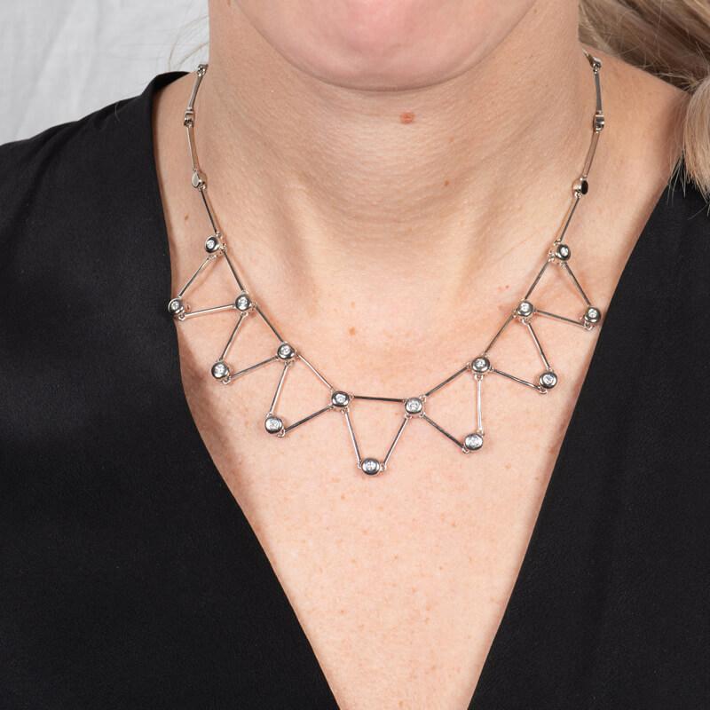 Una collana unica realizzata in oro bianco 14 carati con 1,30 carati di diamanti rotondi in un motivo geometrico. Chiusura a scatola con chiusura di sicurezza. La lunghezza è di circa 16